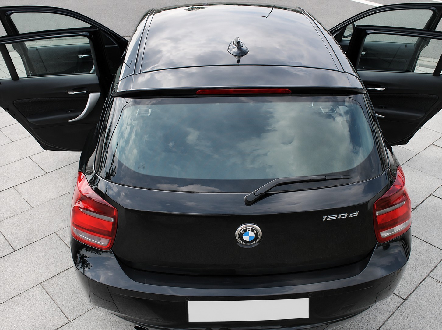 BMW 120d Sport Line-image-1