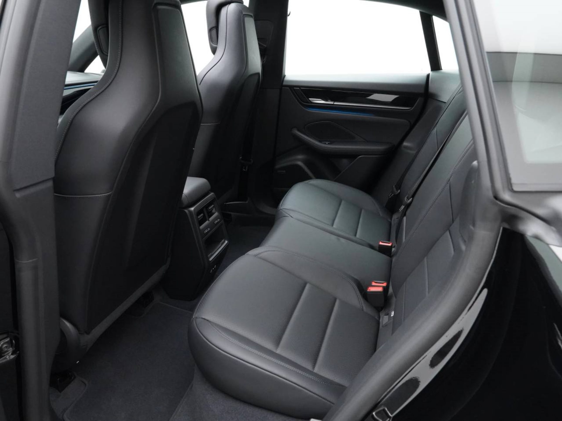 PORSCHE Macan 4-image-27