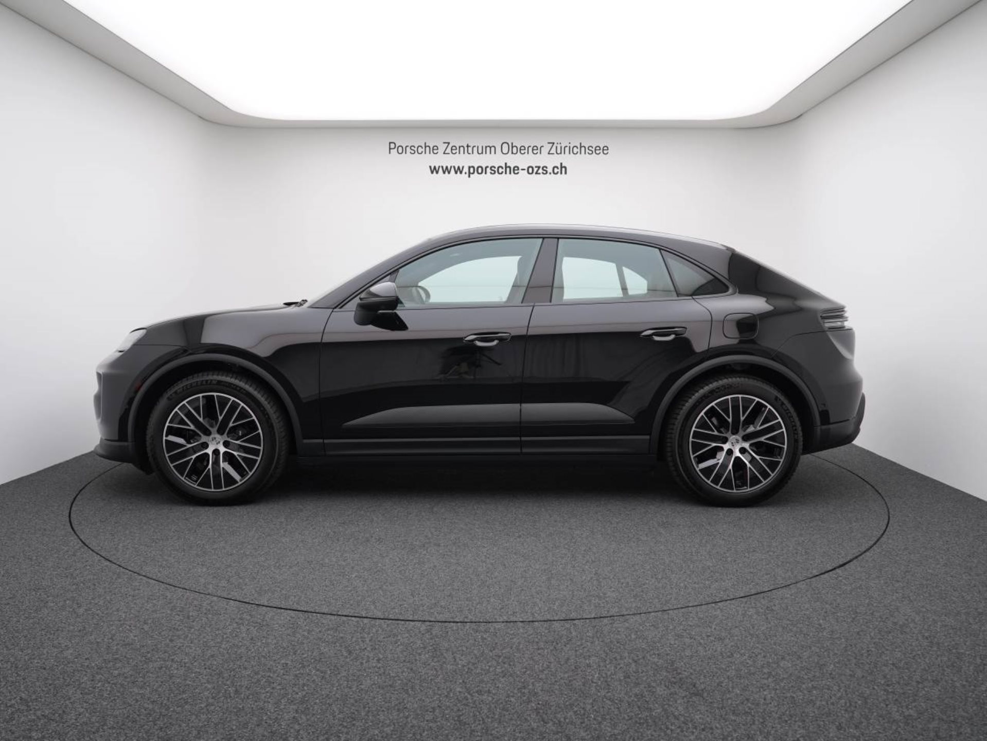 PORSCHE Macan 4-image-1