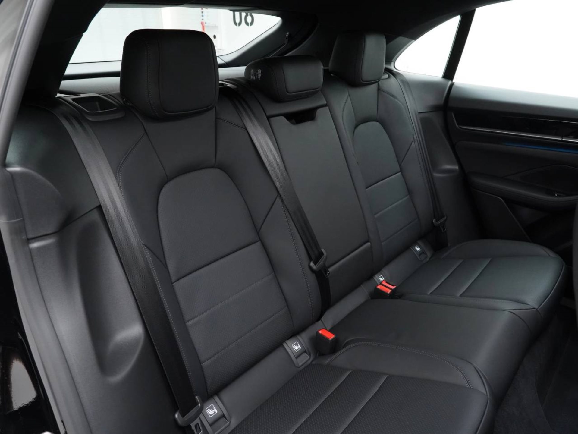 PORSCHE Macan 4-image-28