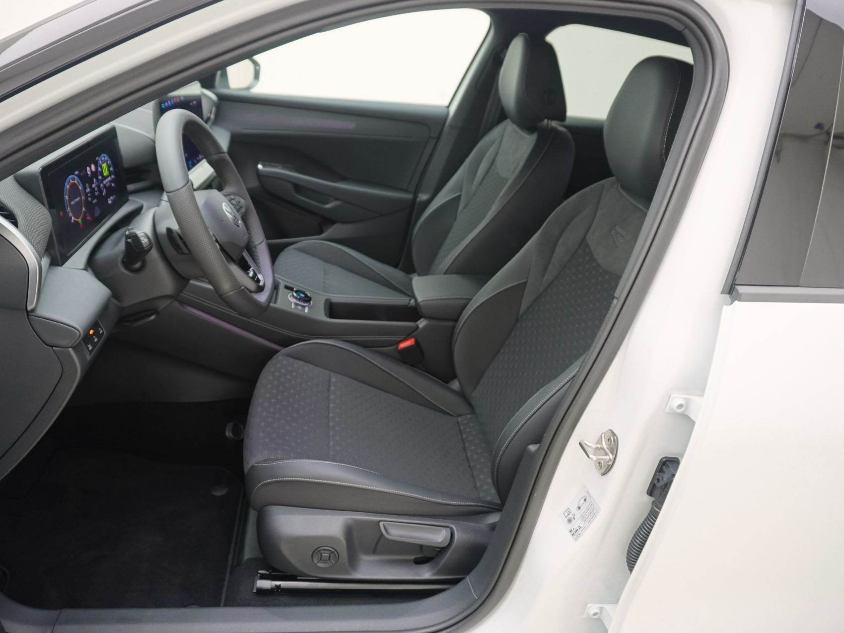 VW T-Roc 1.5 eTSI R-Line DSG-image-12