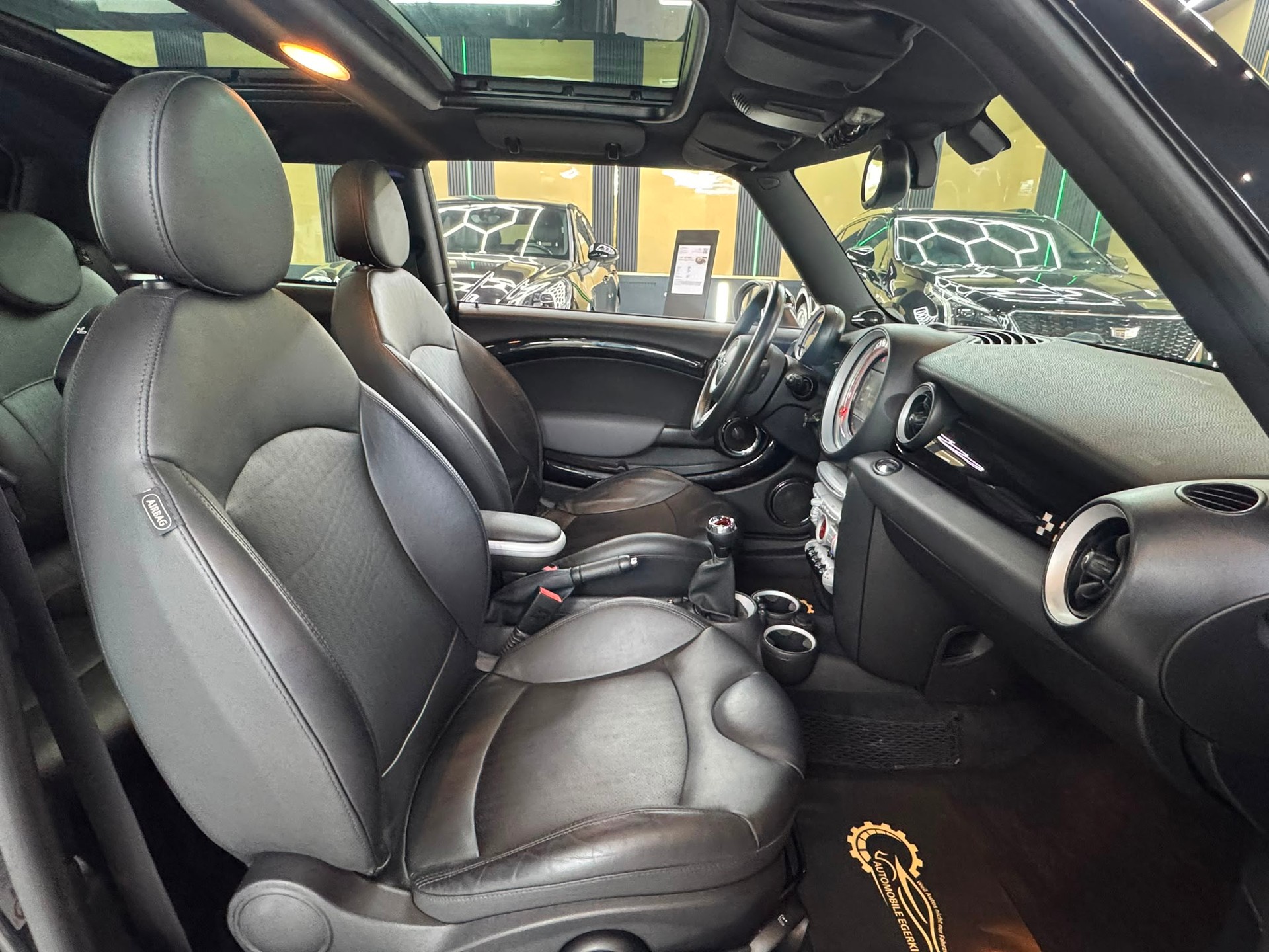 MINI R56 1.6i John Cooper Works-image-11