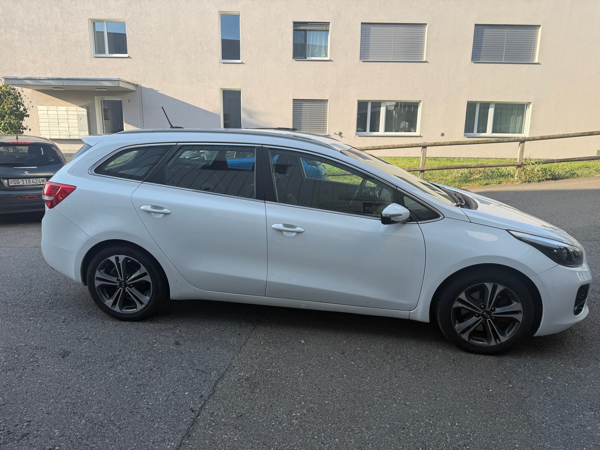 KIA Cee'd Sportswagon 1.6 CRDi Swiss Champion DCT-image-2