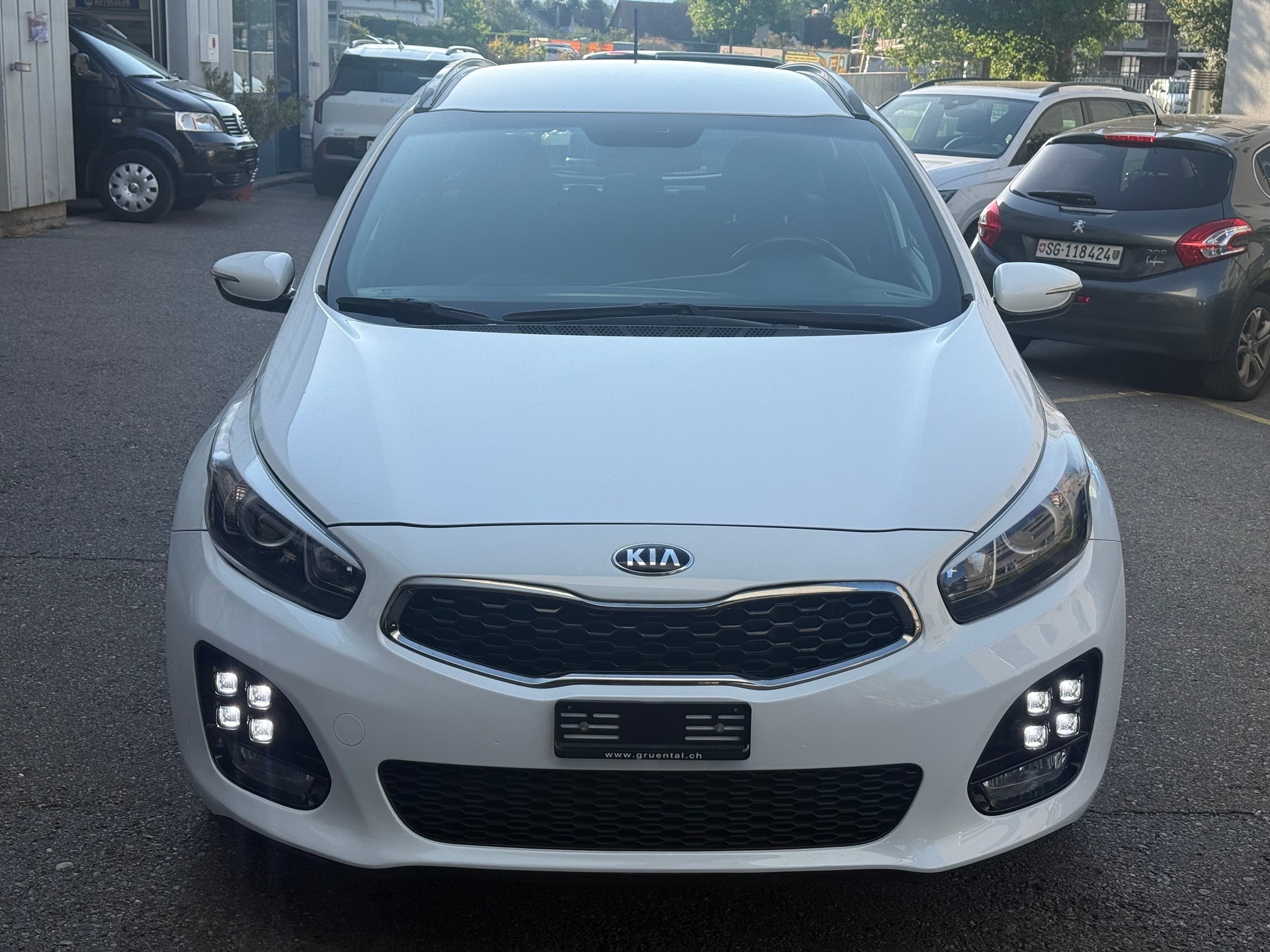 KIA Cee'd Sportswagon 1.6 CRDi Swiss Champion DCT-image-1