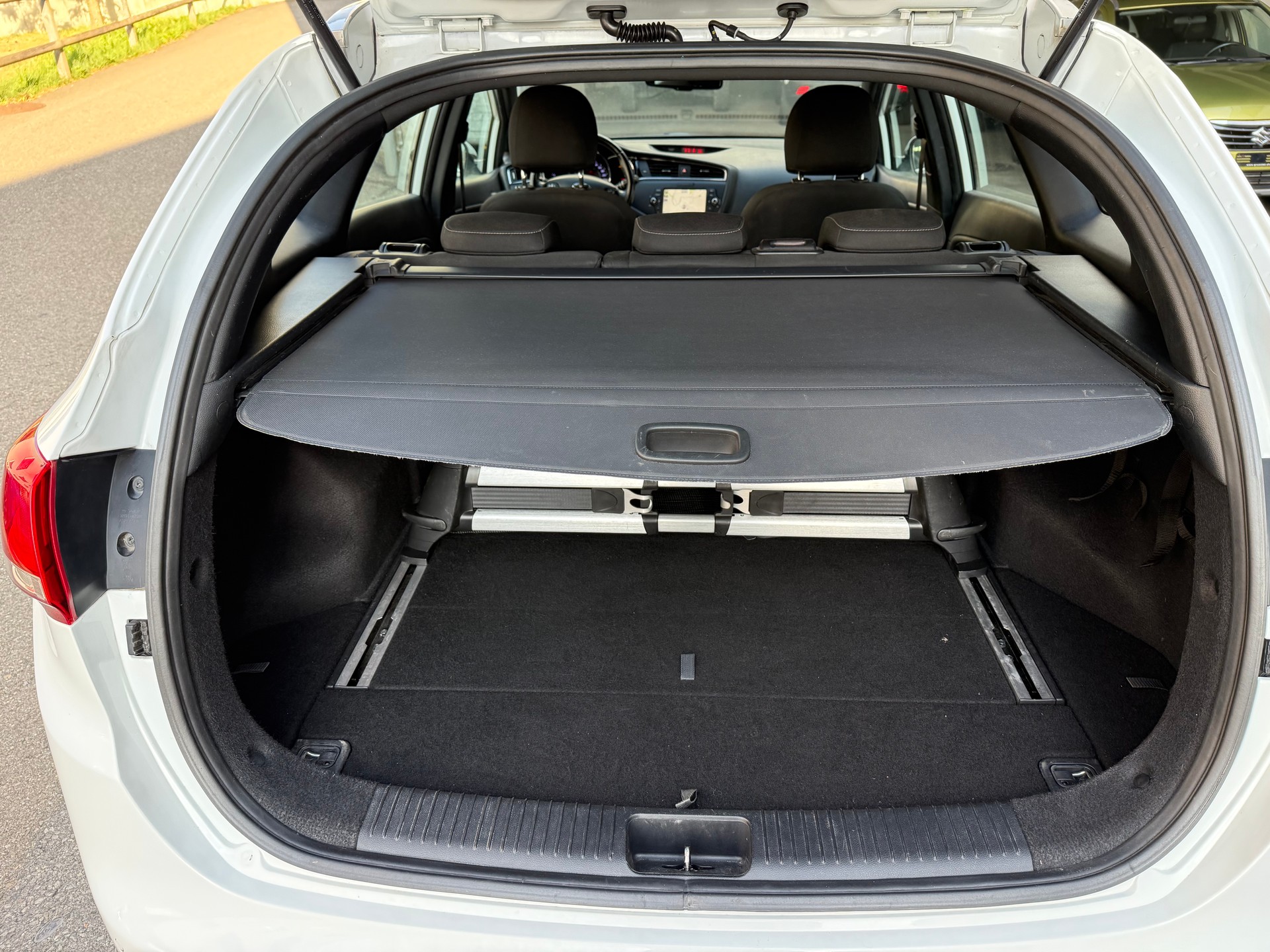 KIA Cee'd Sportswagon 1.6 CRDi Swiss Champion DCT-image-11