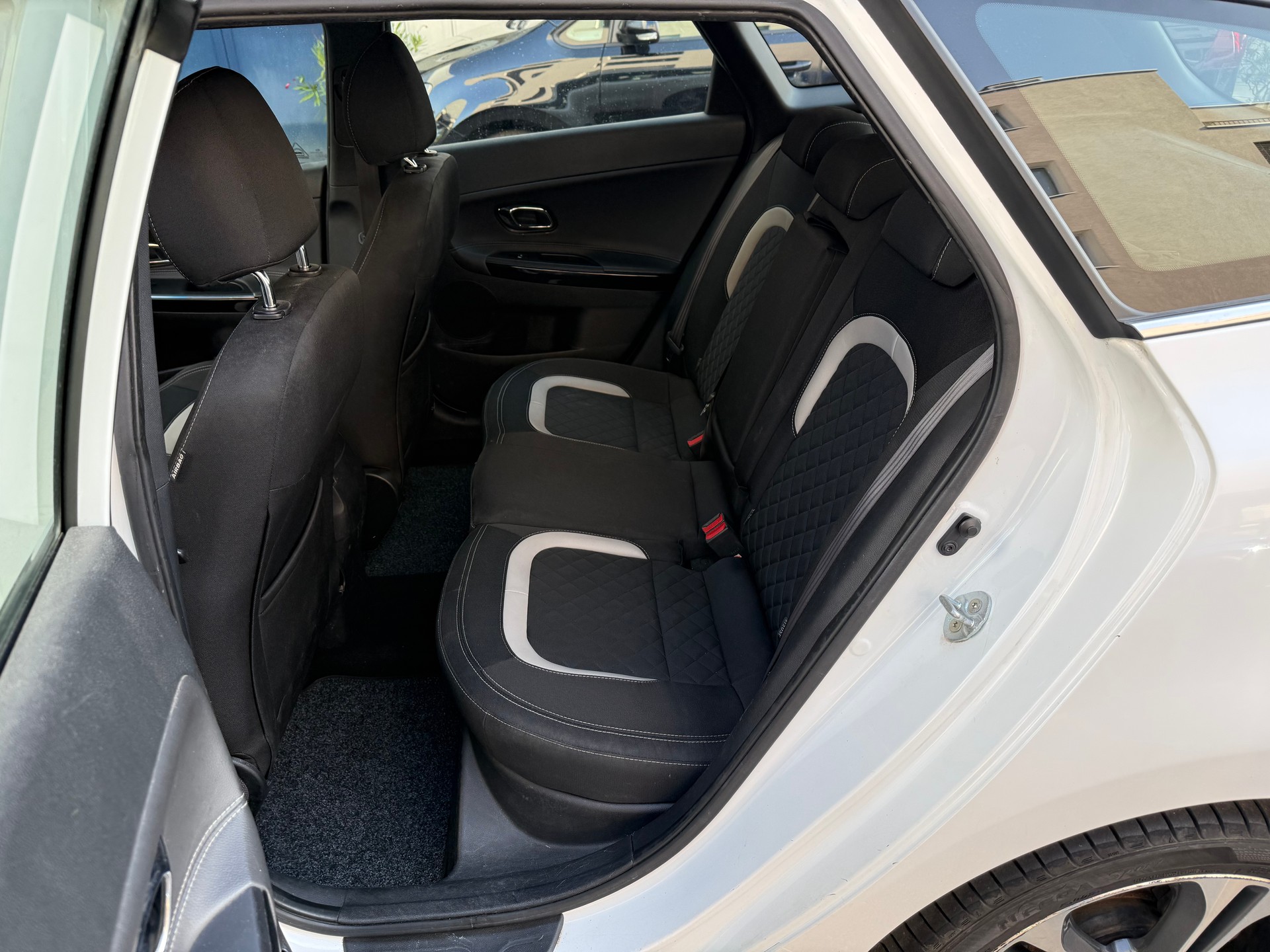 KIA Cee'd Sportswagon 1.6 CRDi Swiss Champion DCT-image-10