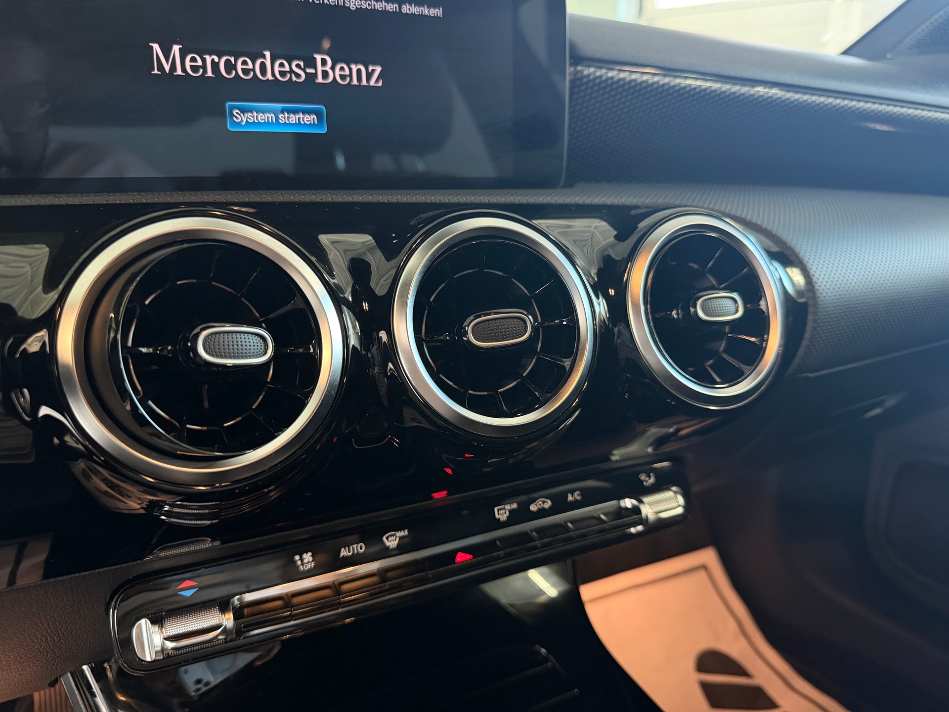 MERCEDES-BENZ A 200 Progressive 7G-DCT | Limousine | Frisch MFK | Ab Service | Navi | RF-Kamera-image-13