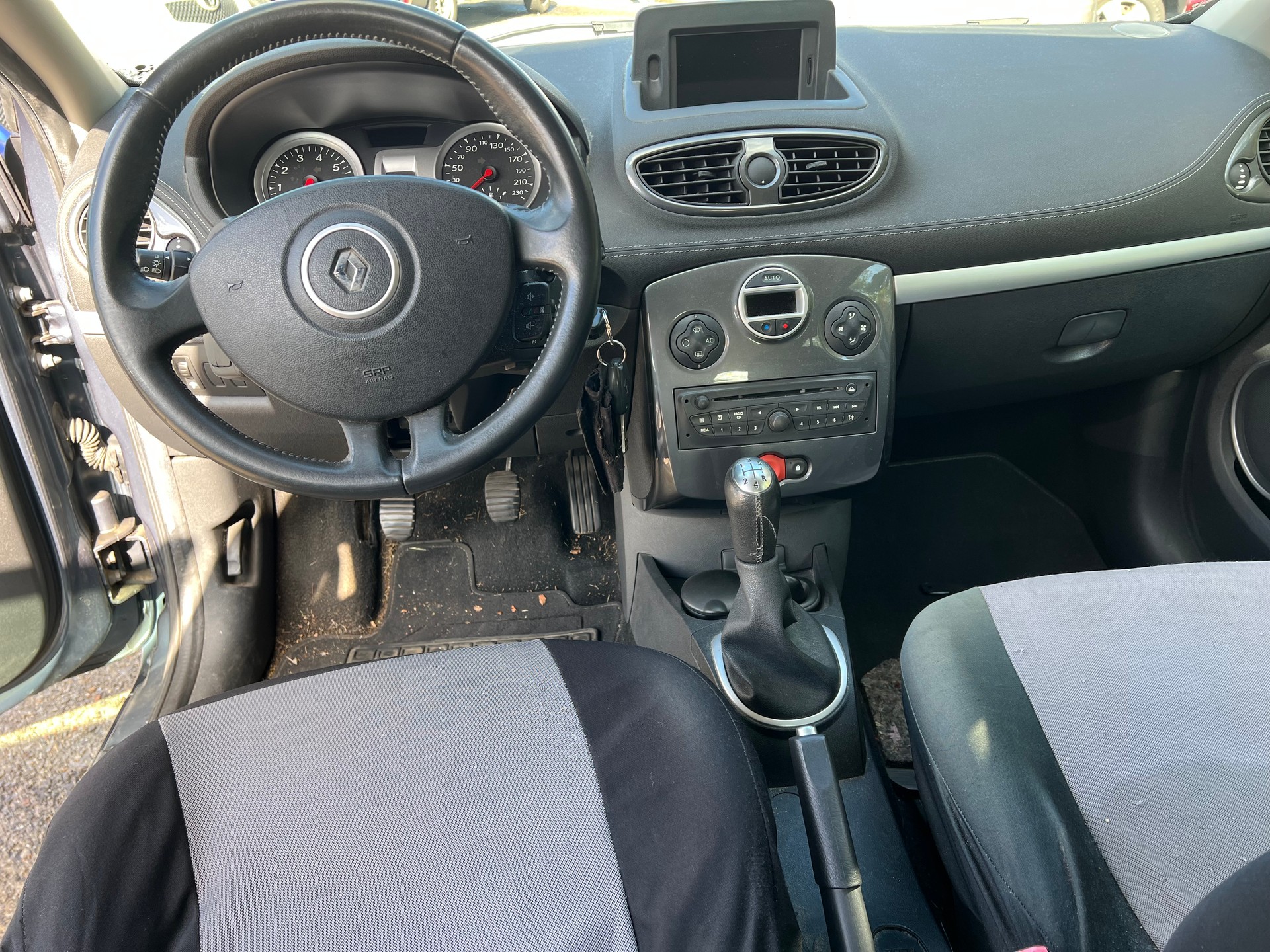 RENAULT Clio Grandtour 1.2 16V Turbo 20th Edition-image-6