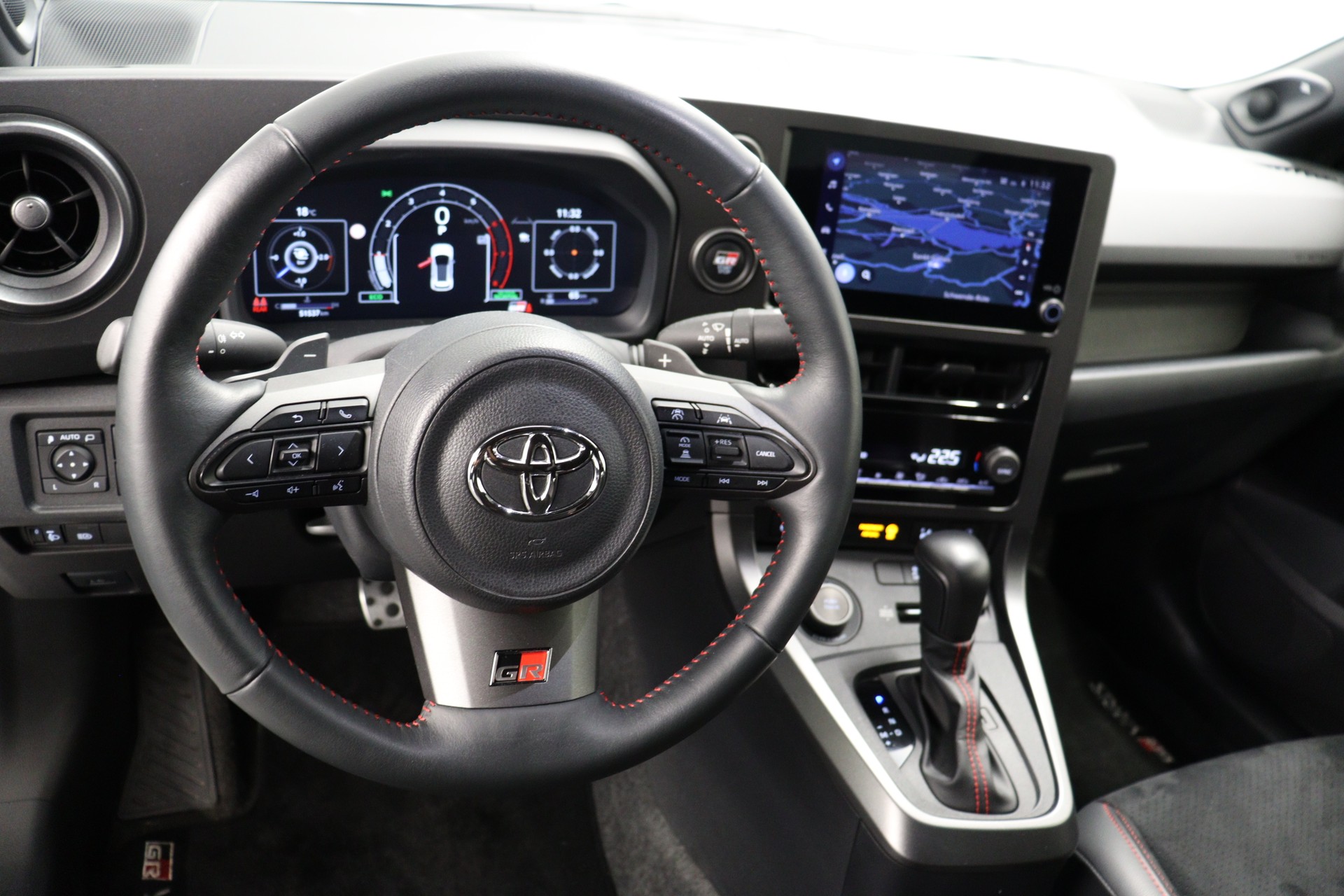 TOYOTA Yaris 1.6 GR Sport A-image-11
