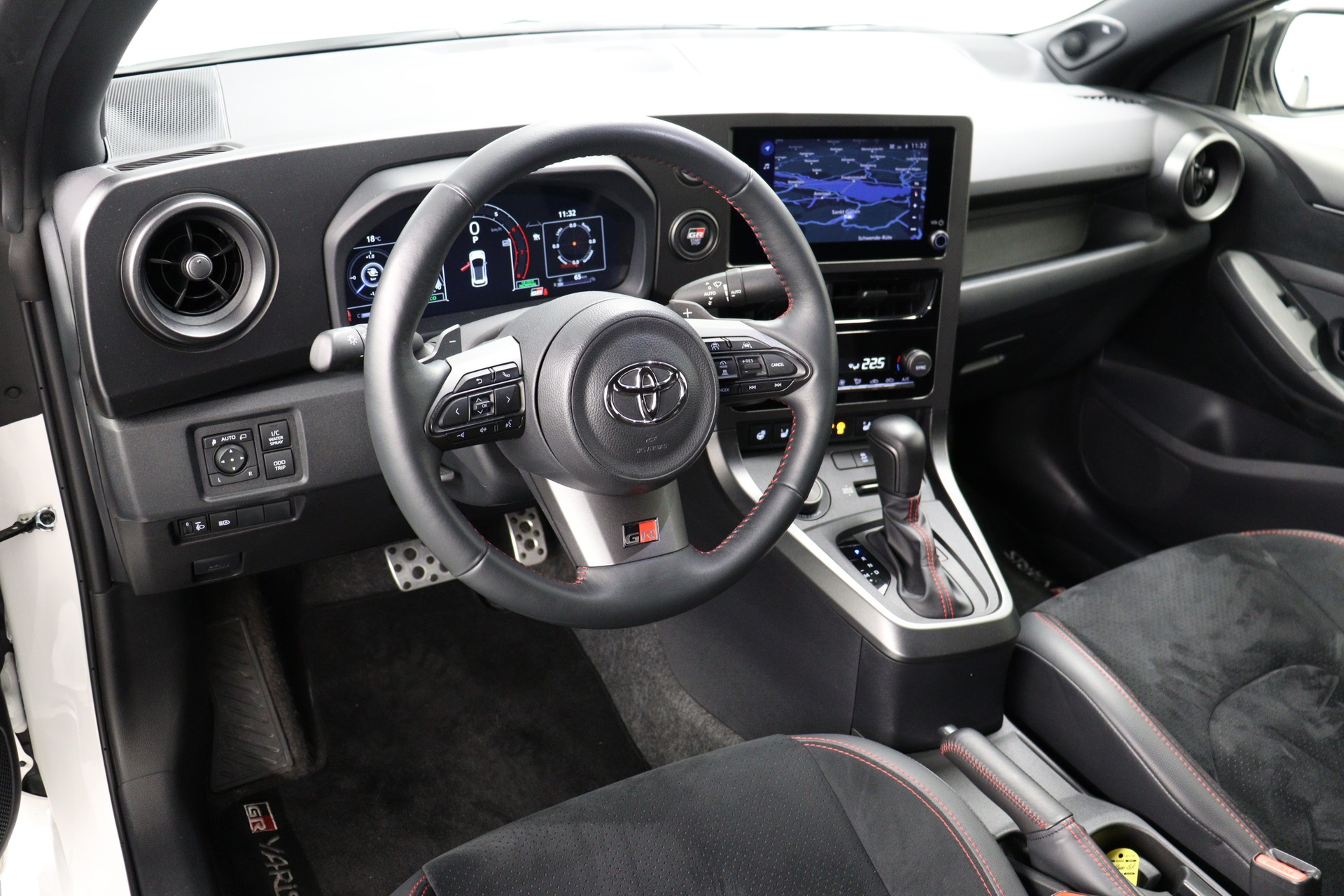 TOYOTA Yaris 1.6 GR Sport A-image-12