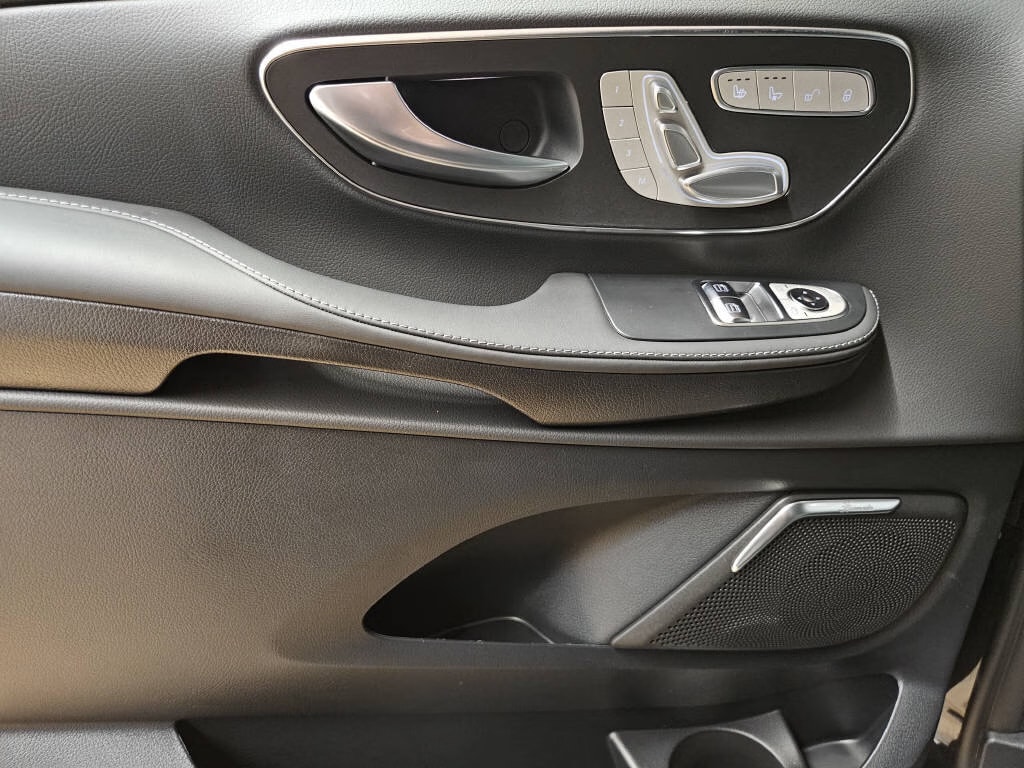 MERCEDES-BENZ V 300 d Swiss Ed. lang 4matic-image-3