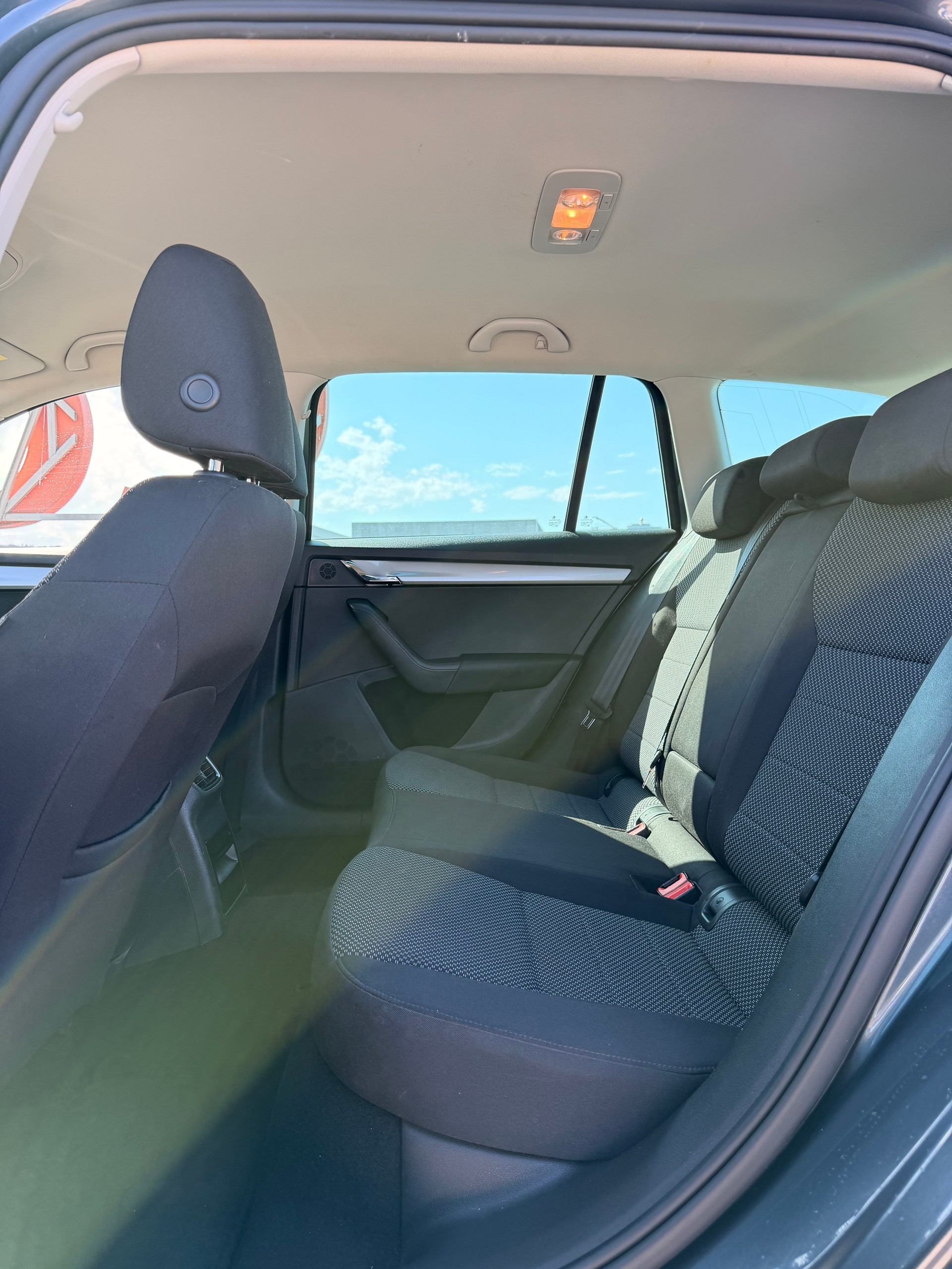SKODA Octavia Combi 1.6 TDI Fresh DSG-image-12