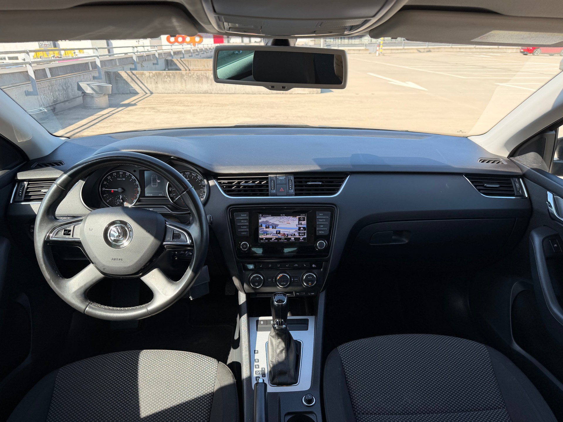 SKODA Octavia Combi 1.6 TDI Fresh DSG-image-8