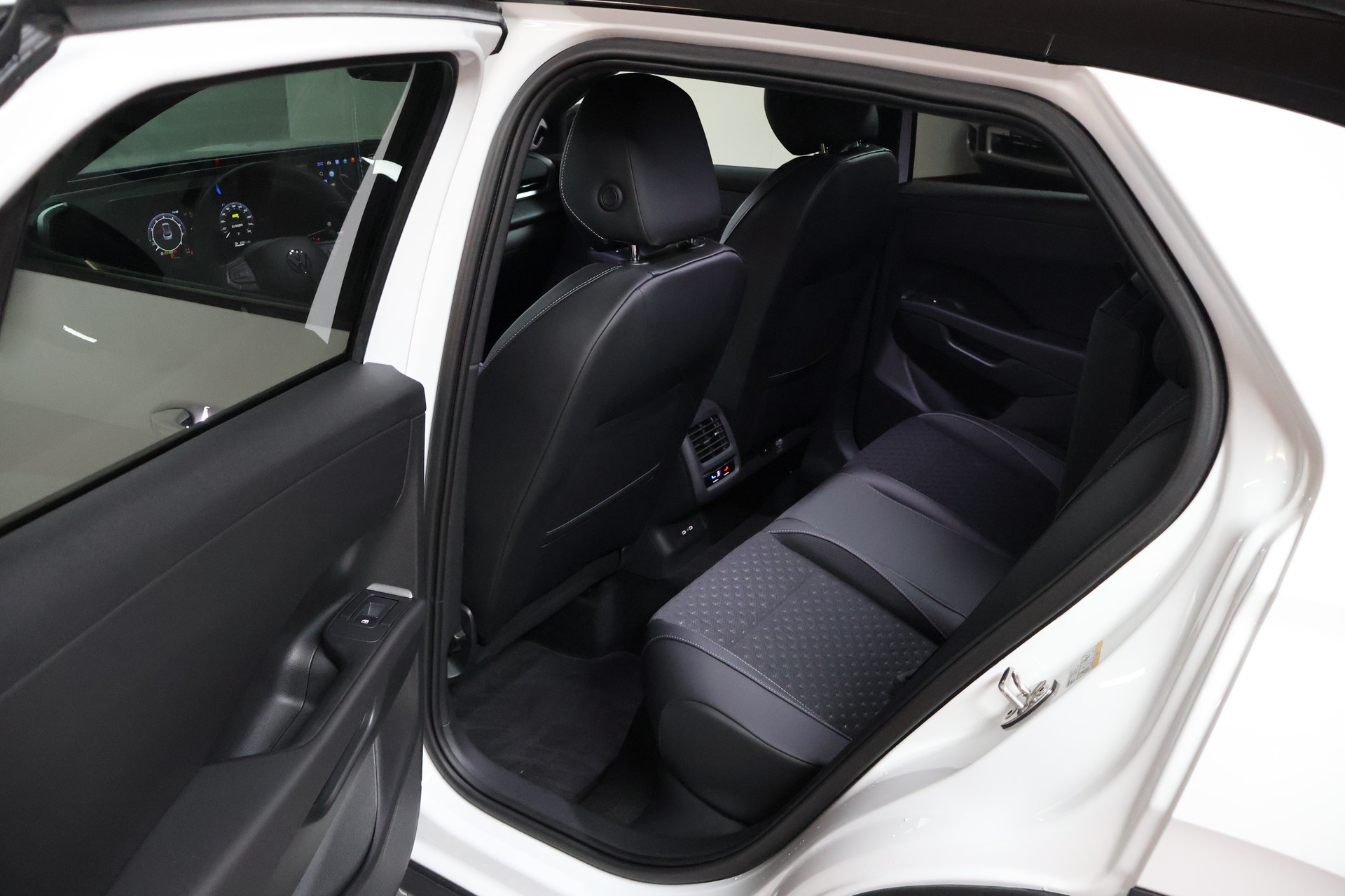VW T-Roc 1.5 TSI R-Line DSG-image-16