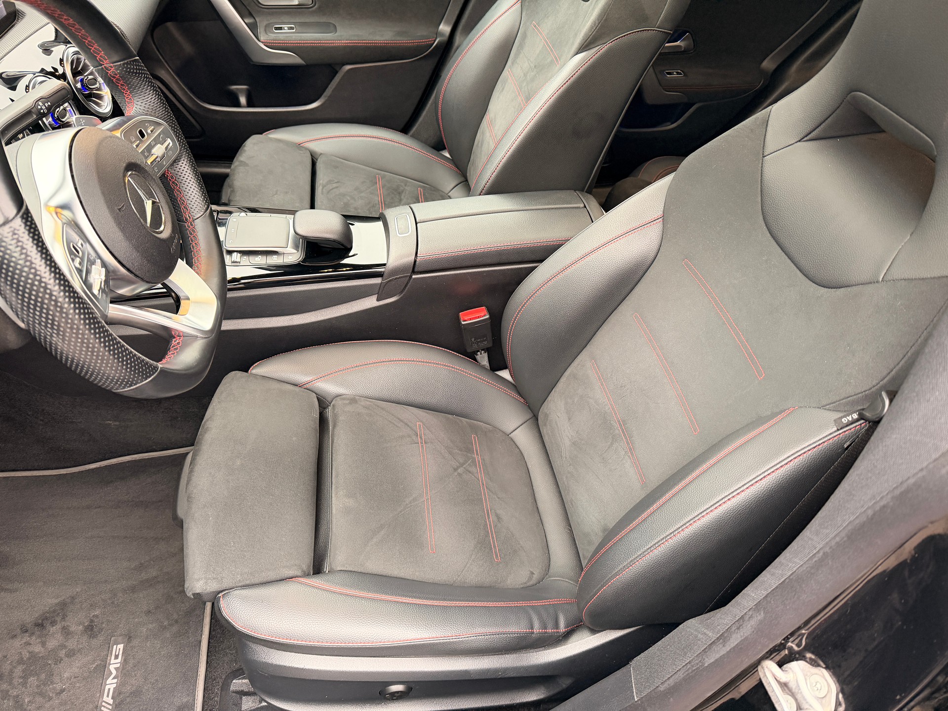 MERCEDES-BENZ CLA Shooting Brake 220 d 4Matic AMG Line-image-6