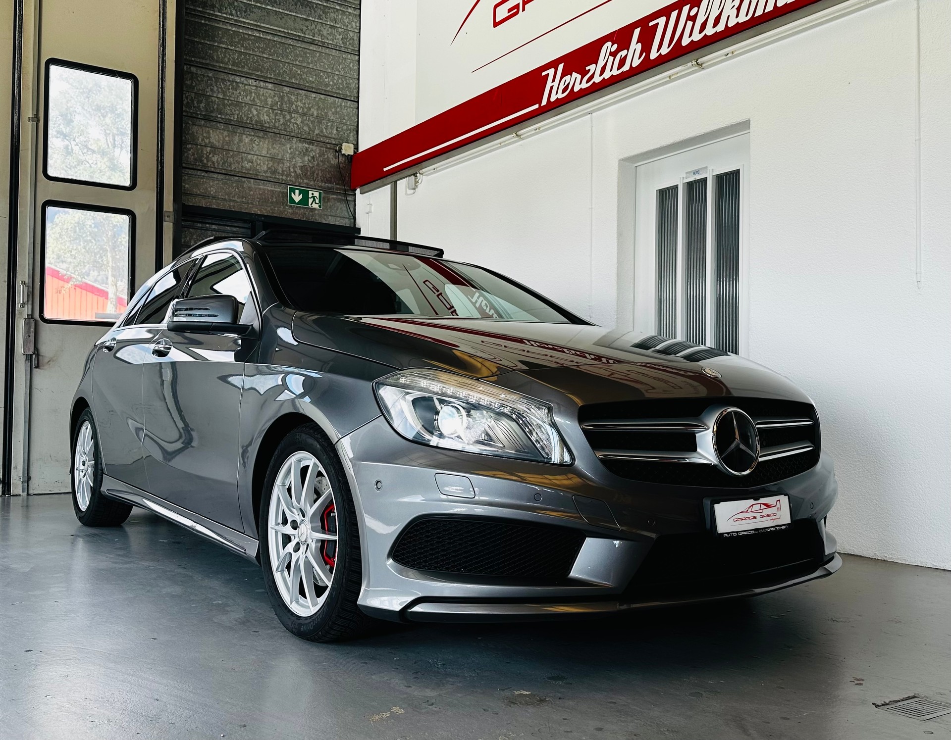 MERCEDES-BENZ A 250 AMG Line 7G-DCT-image-2