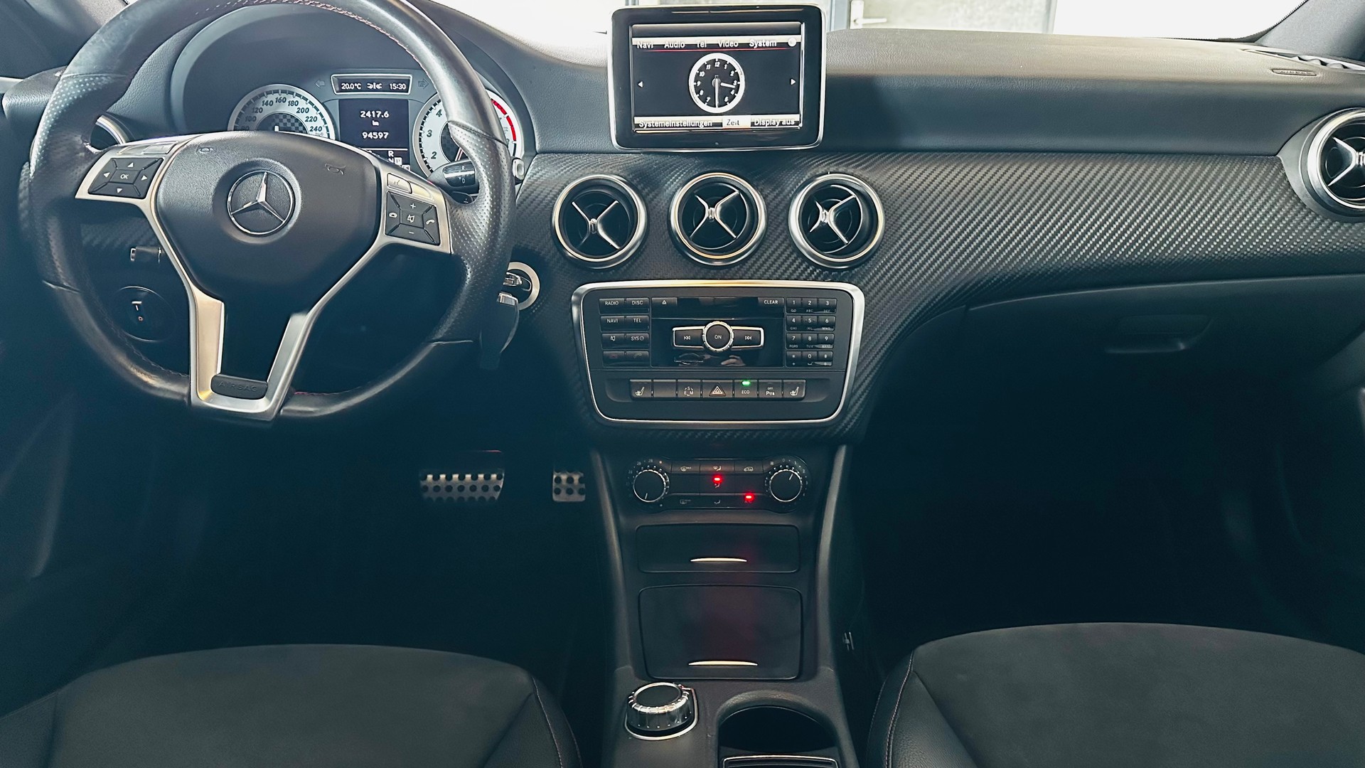 MERCEDES-BENZ A 250 AMG Line 7G-DCT-image-11