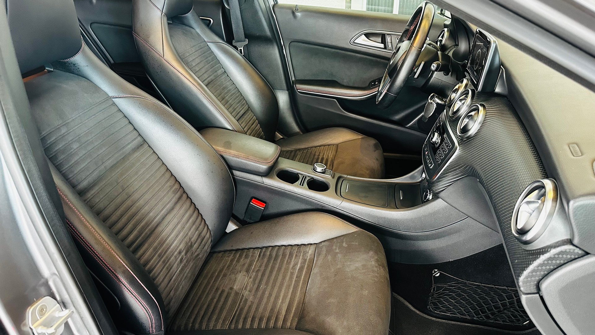 MERCEDES-BENZ A 250 AMG Line 7G-DCT-image-12