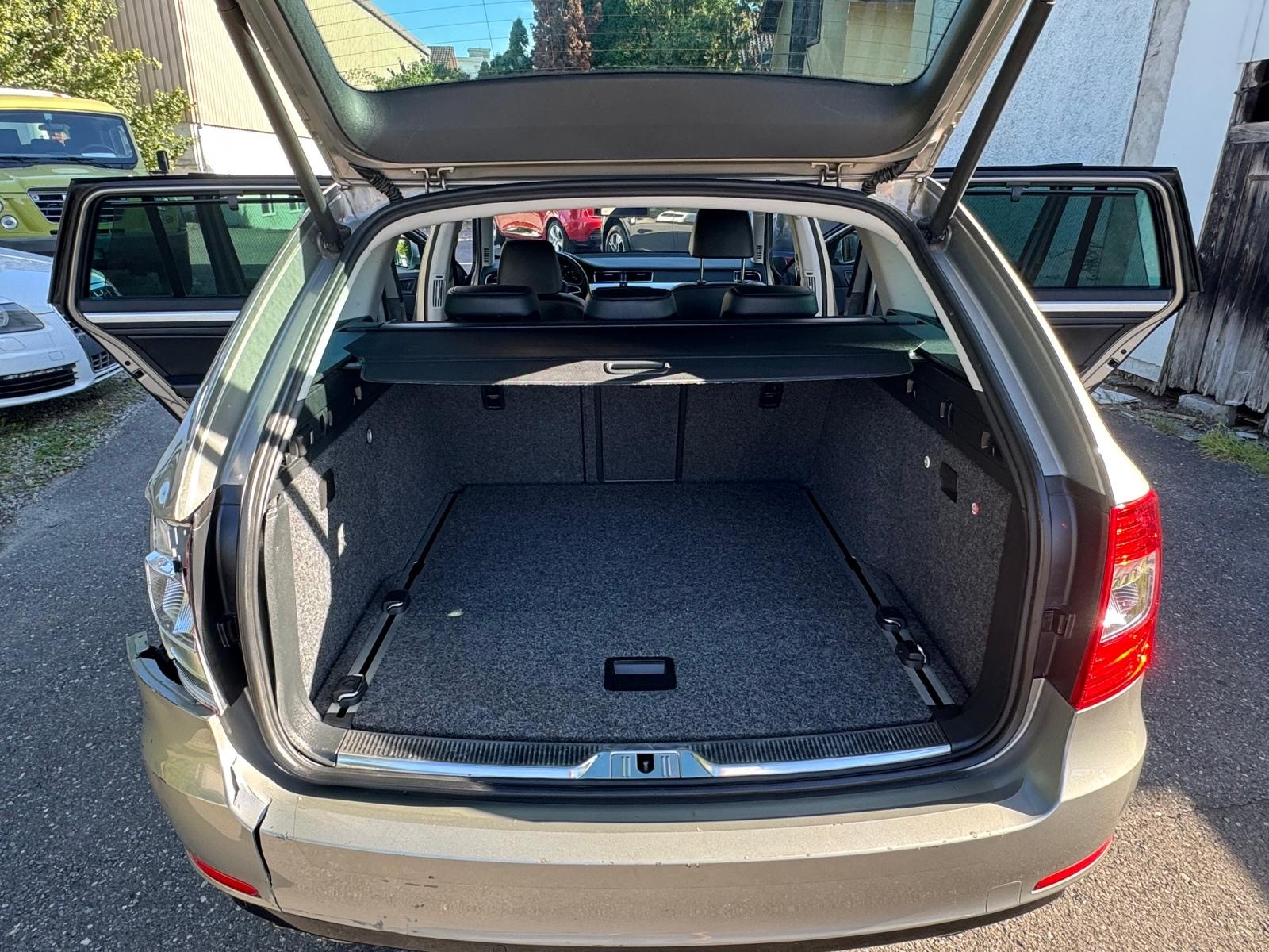 SKODA Superb Combi 3.6 FSI Elegance 4x4 DSG-image-13