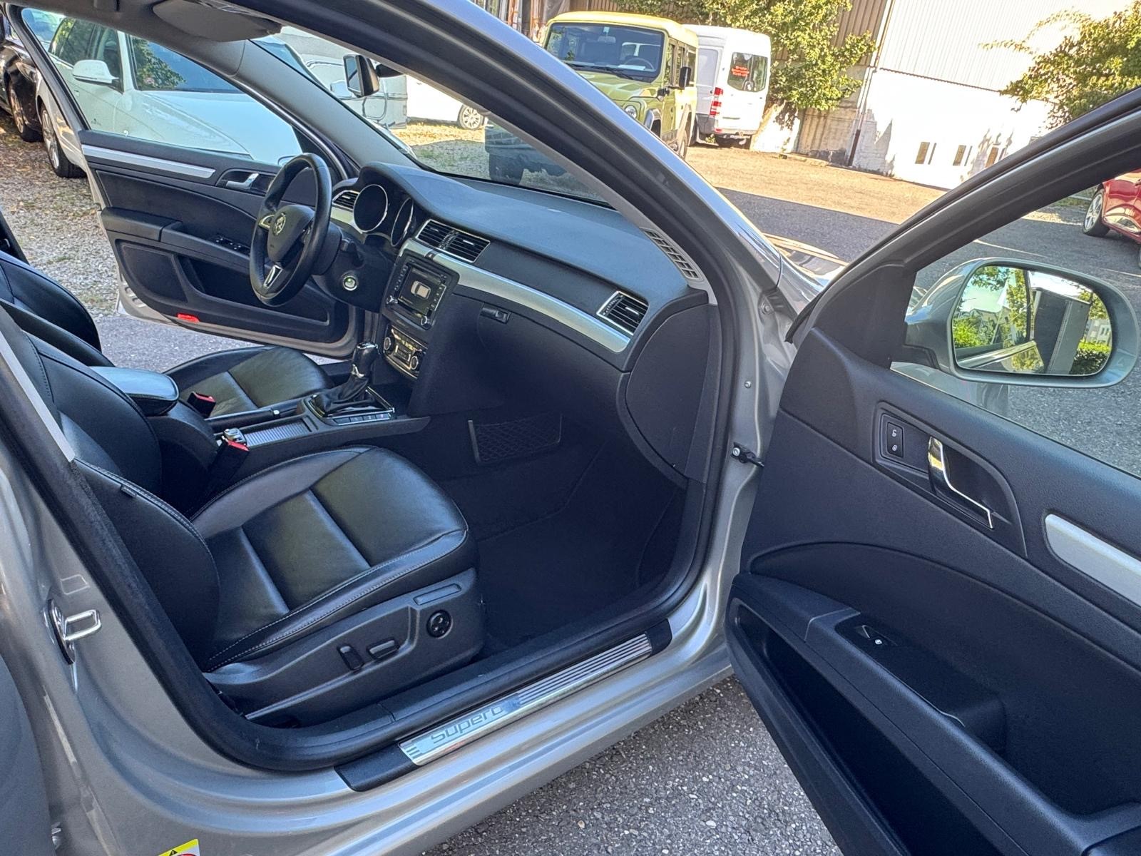 SKODA Superb Combi 3.6 FSI Elegance 4x4 DSG-image-9