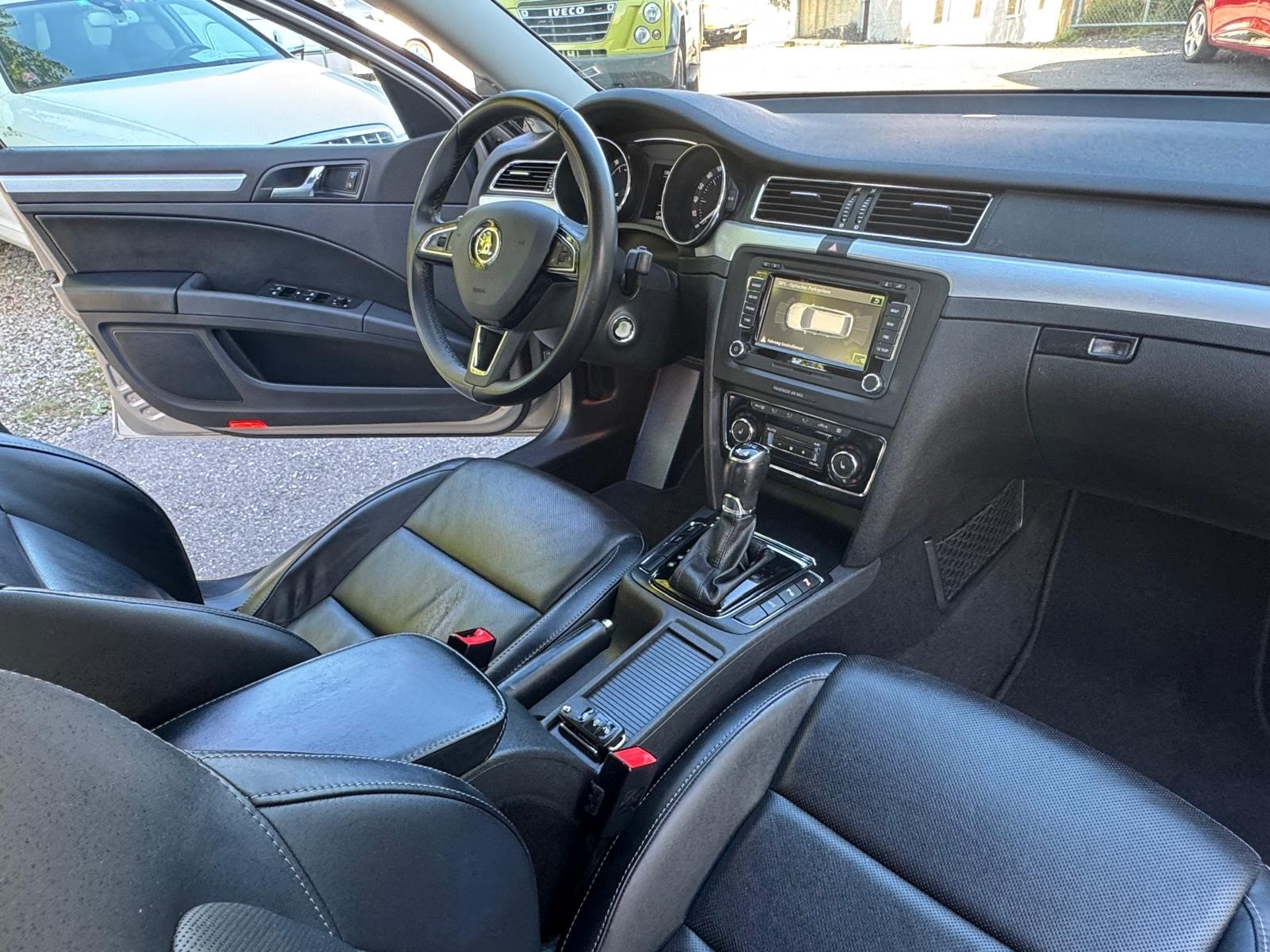 SKODA Superb Combi 3.6 FSI Elegance 4x4 DSG-image-8