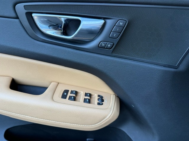 VOLVO XC60 T5 AWD Momentum Geartronic-image-12