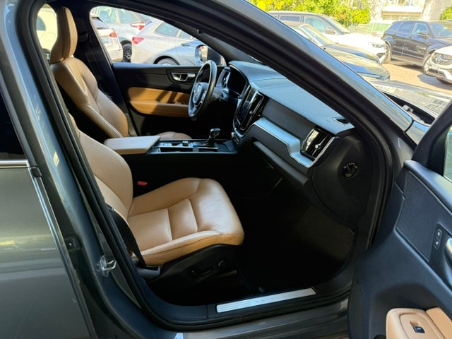 VOLVO XC60 T5 AWD Momentum Geartronic-image-7