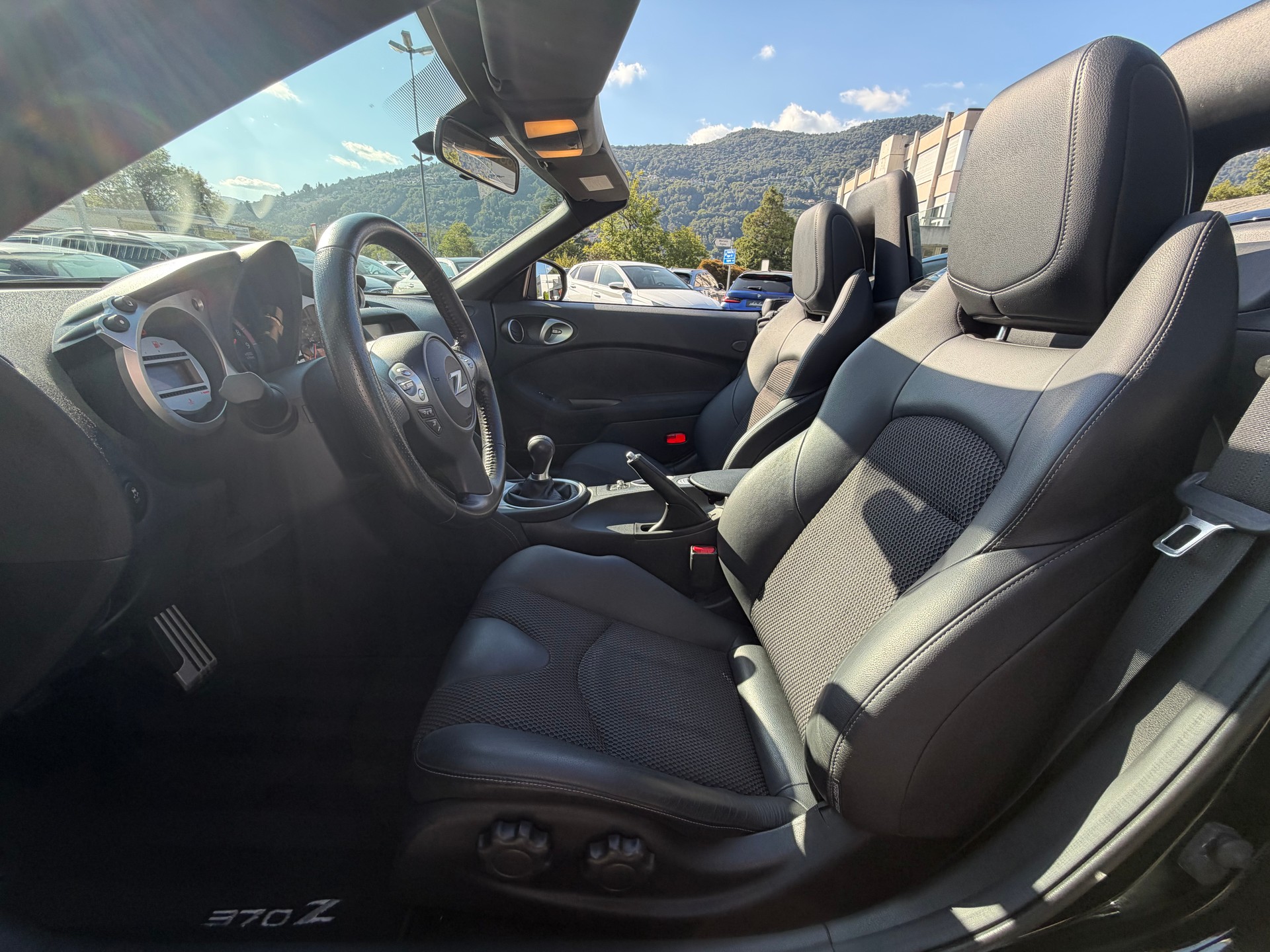 NISSAN 370 Z Roadster-image-11