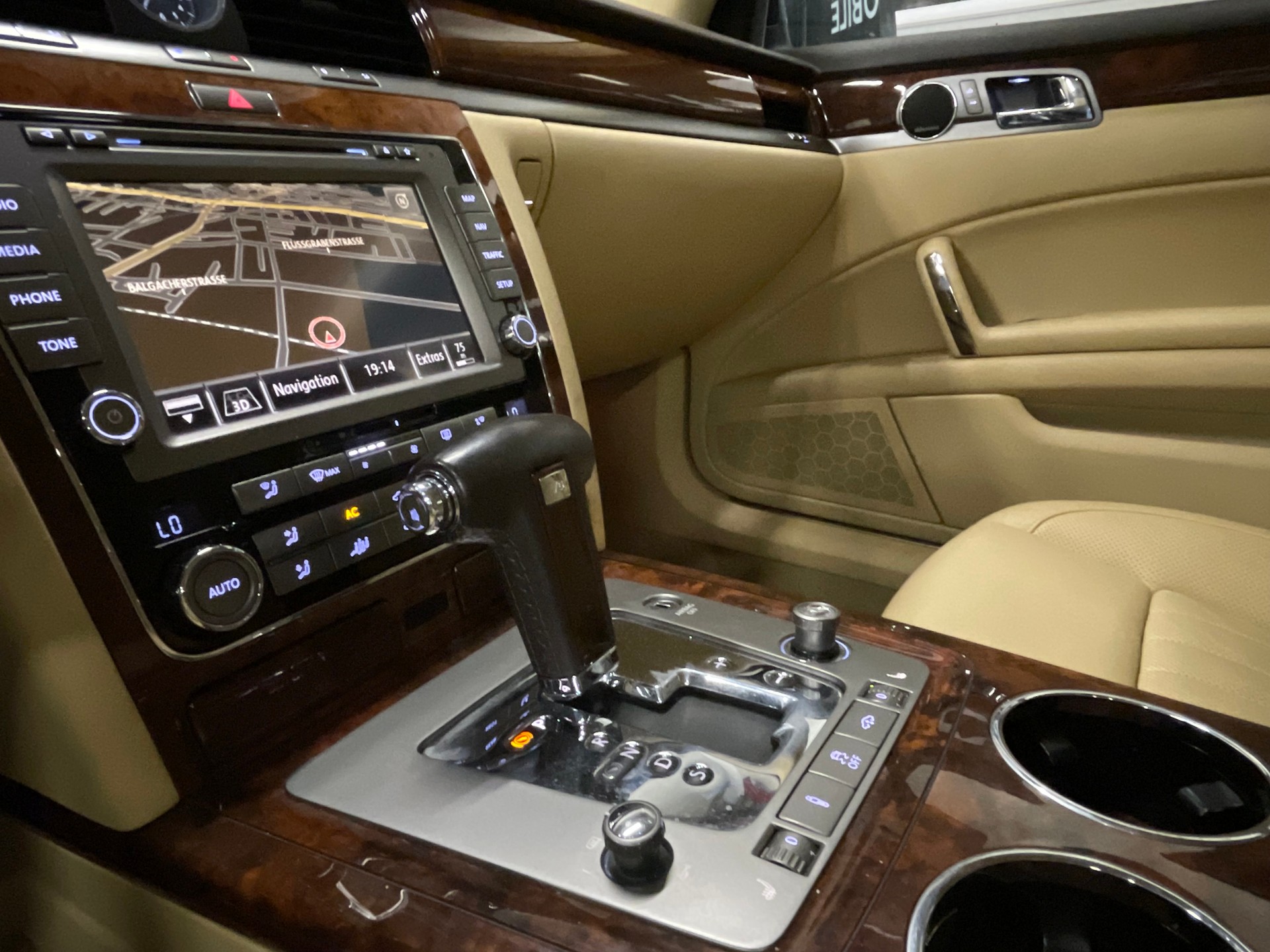 VW Phaeton 3.0 TDi V6 4Motion Tiptronic-image-12