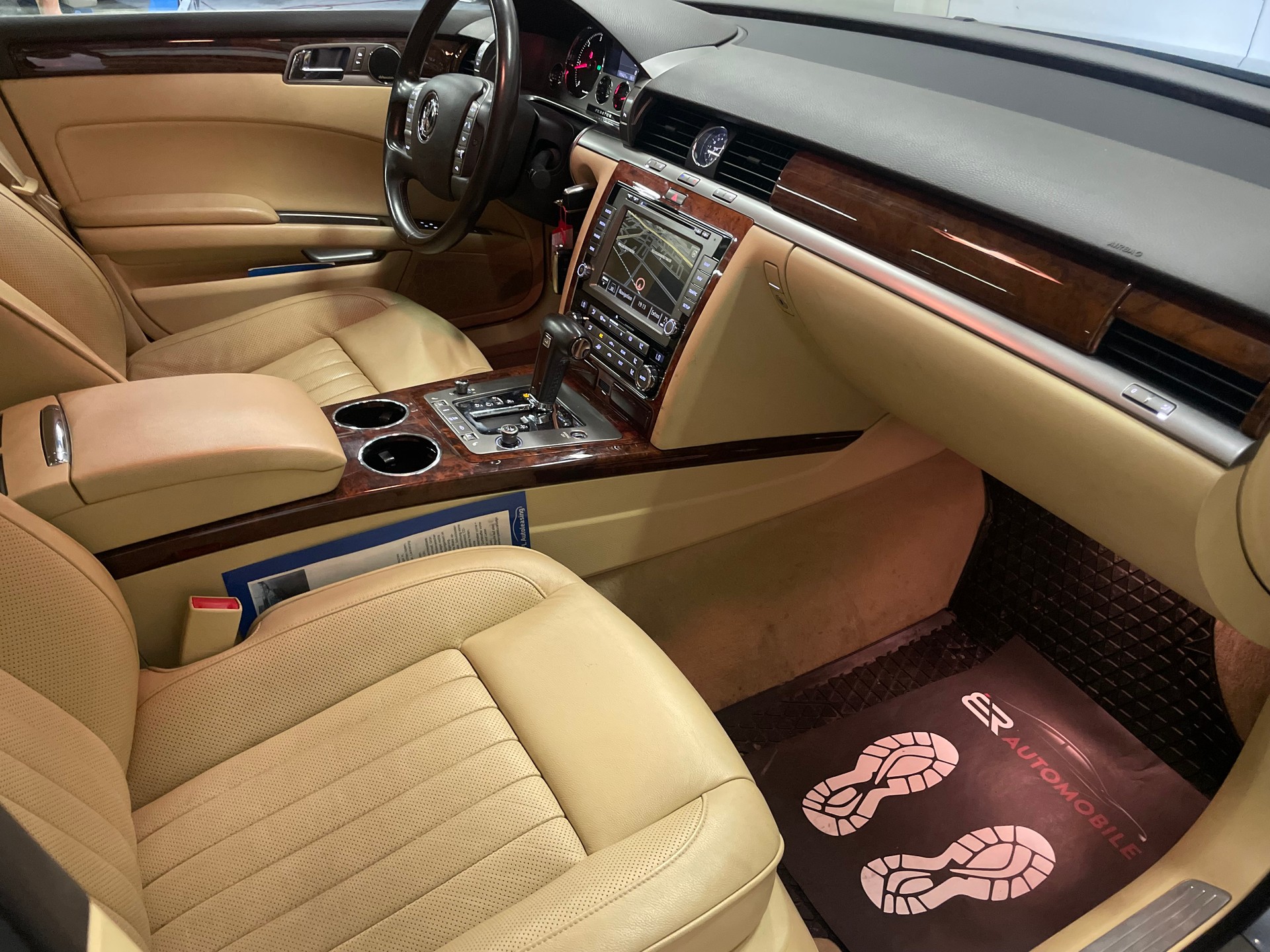VW Phaeton 3.0 TDi V6 4Motion Tiptronic-image-9