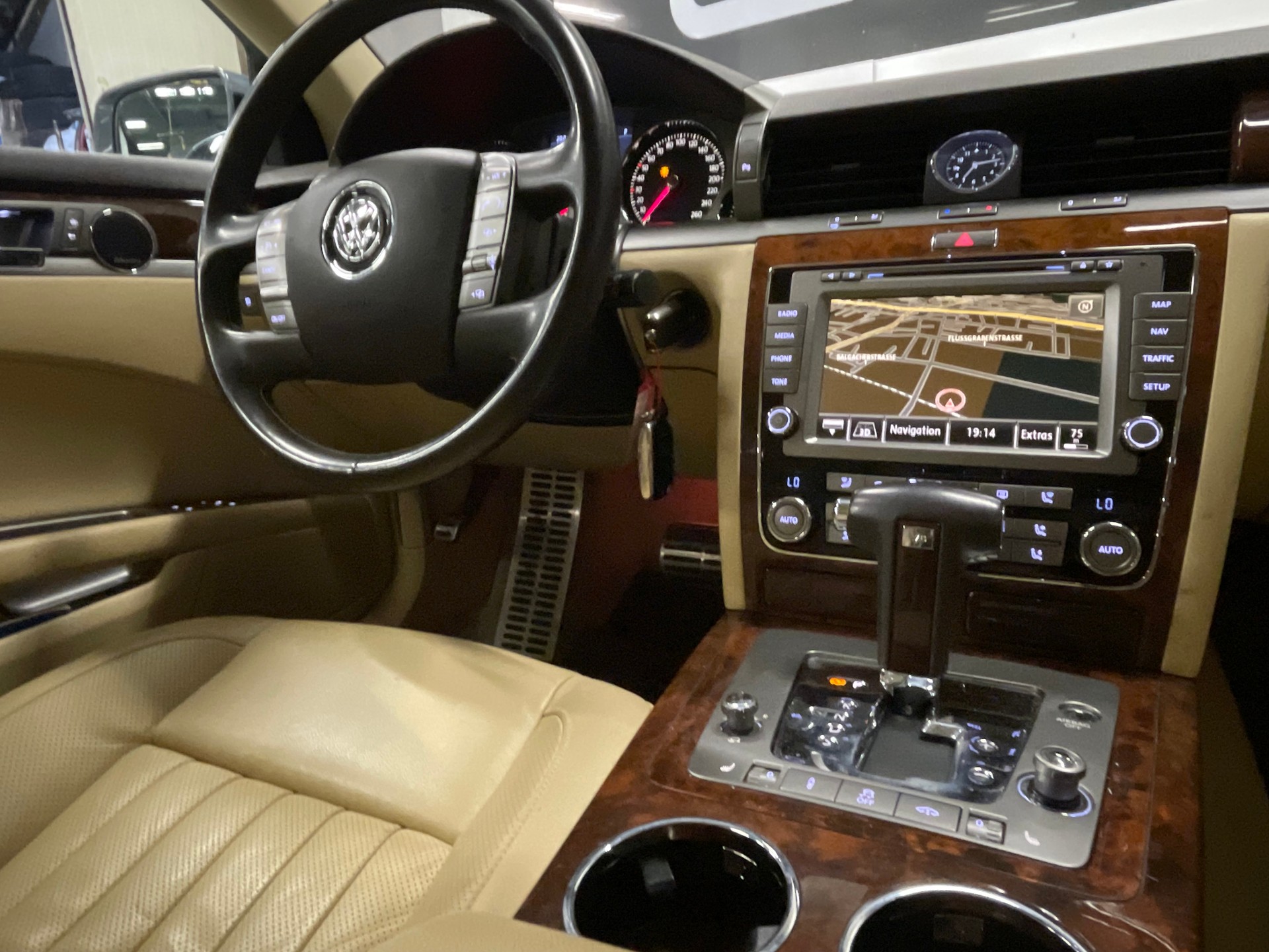 VW Phaeton 3.0 TDi V6 4Motion Tiptronic-image-11