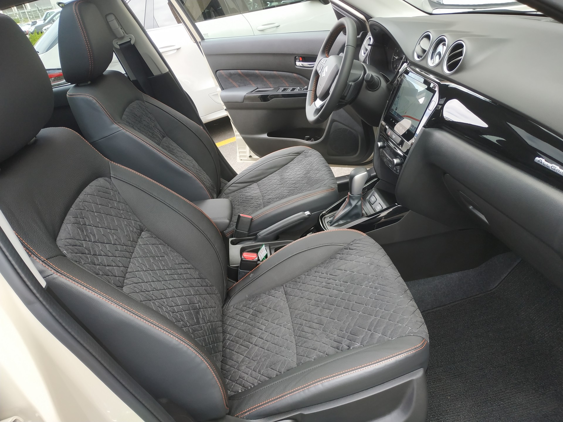 SUZUKI Vitara 1.4 Boosterjet Black Edition Top 4x4 Hybrid Automatic-image-15