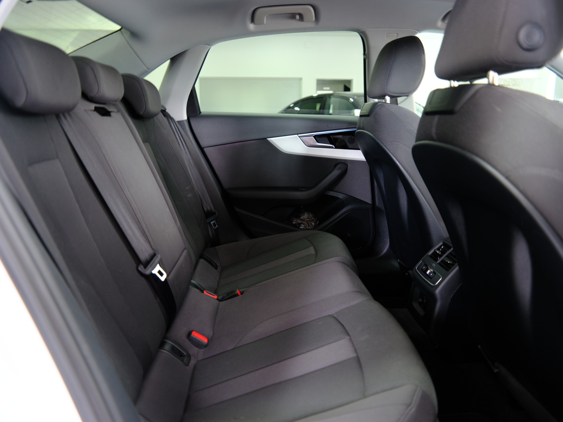 AUDI A4 Limousine 35 TFSI advanced S-tronic *Rückfahrkamera* *Keyless*-image-19