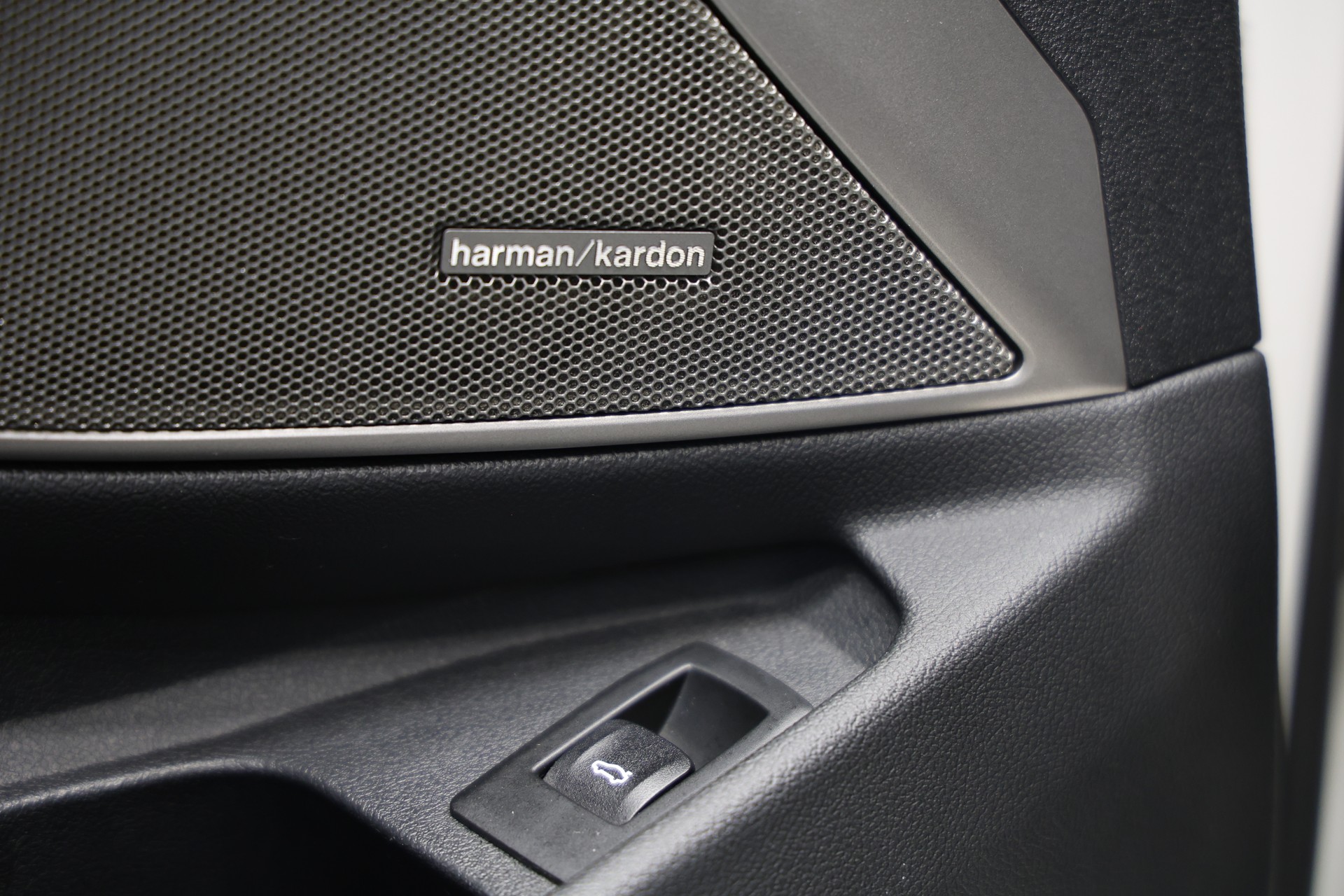 BMW M340d xDrive 48V Touring Steptronic Sport *CH-Fahrzeug*-image-18