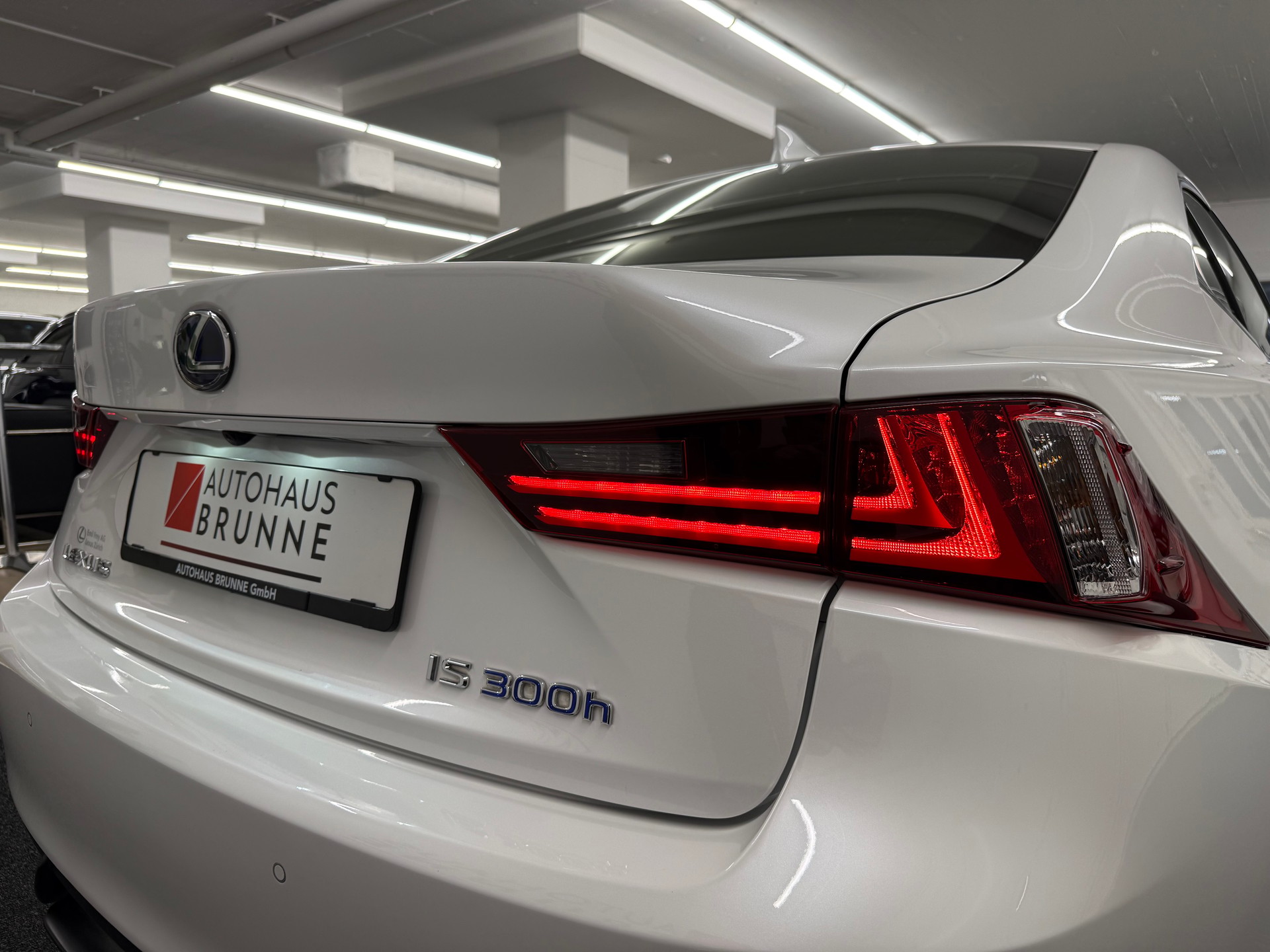 LEXUS IS 300h excellence Automatic-image-13