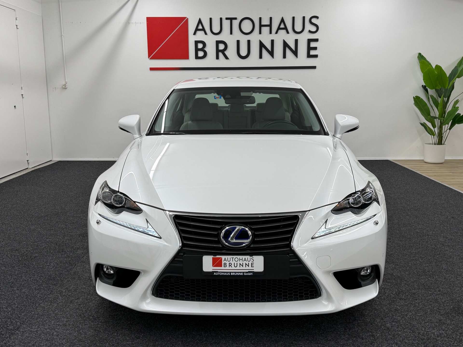 LEXUS IS 300h excellence Automatic-image-1