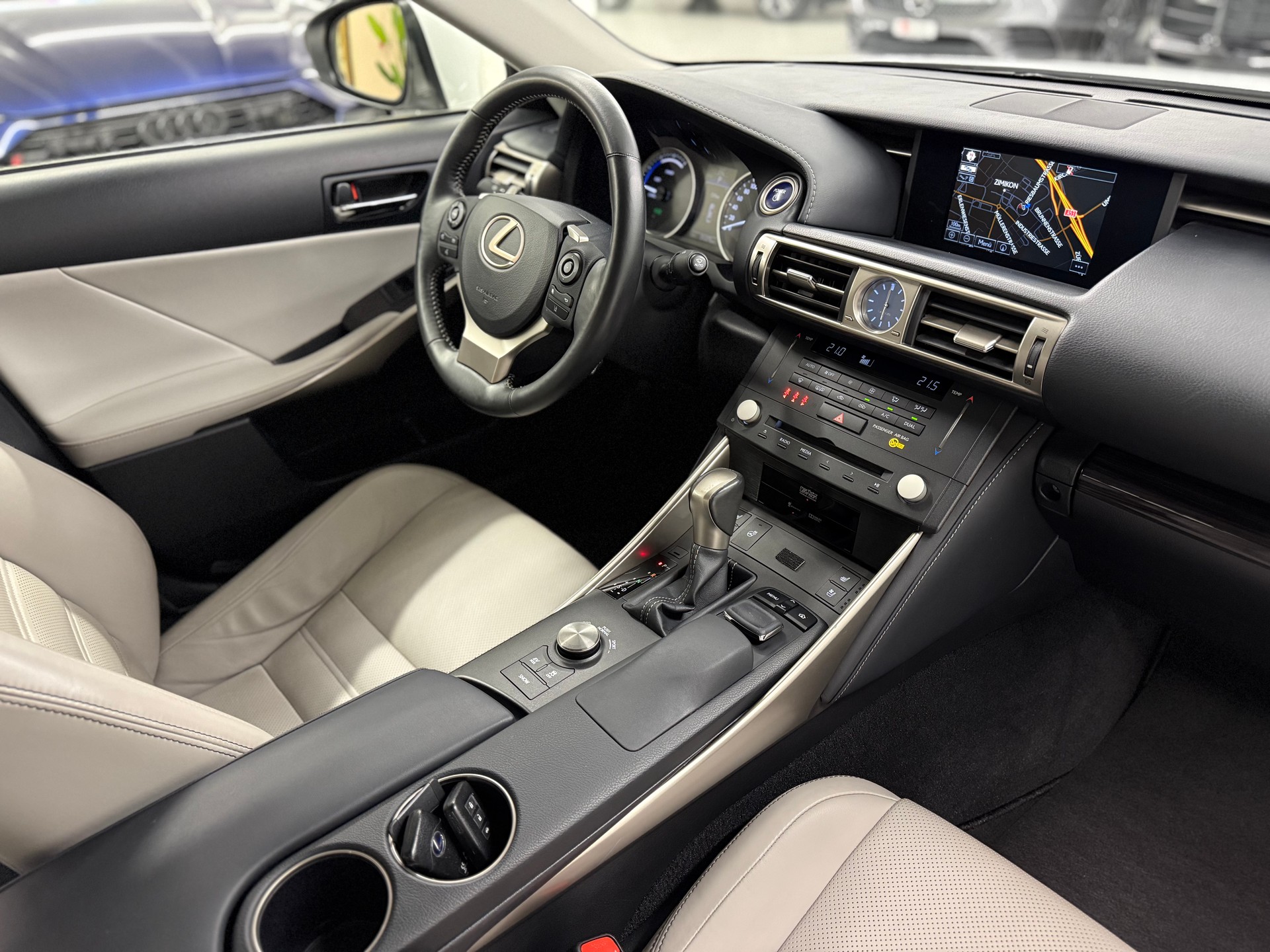 LEXUS IS 300h excellence Automatic-image-26