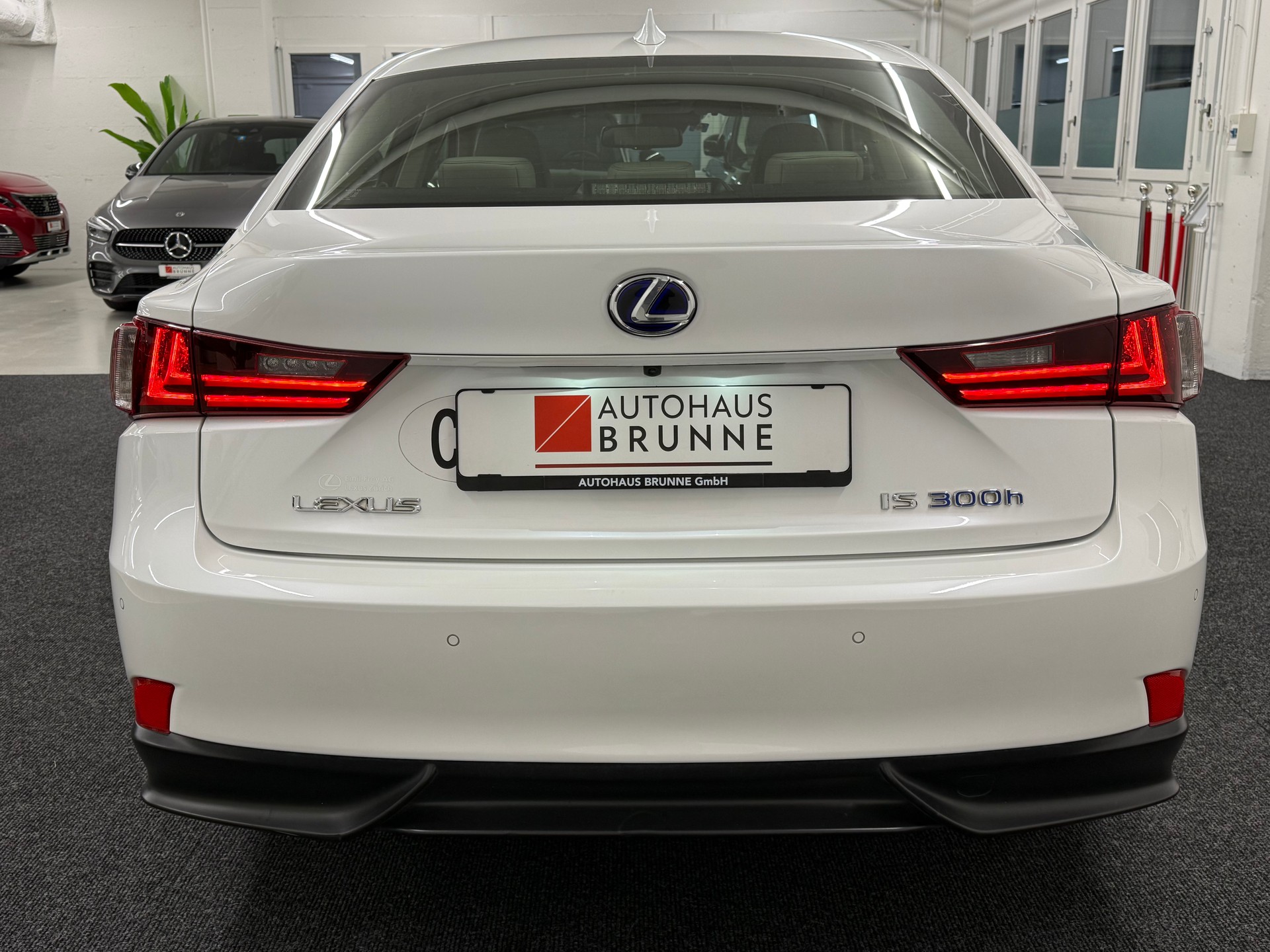 LEXUS IS 300h excellence Automatic-image-5