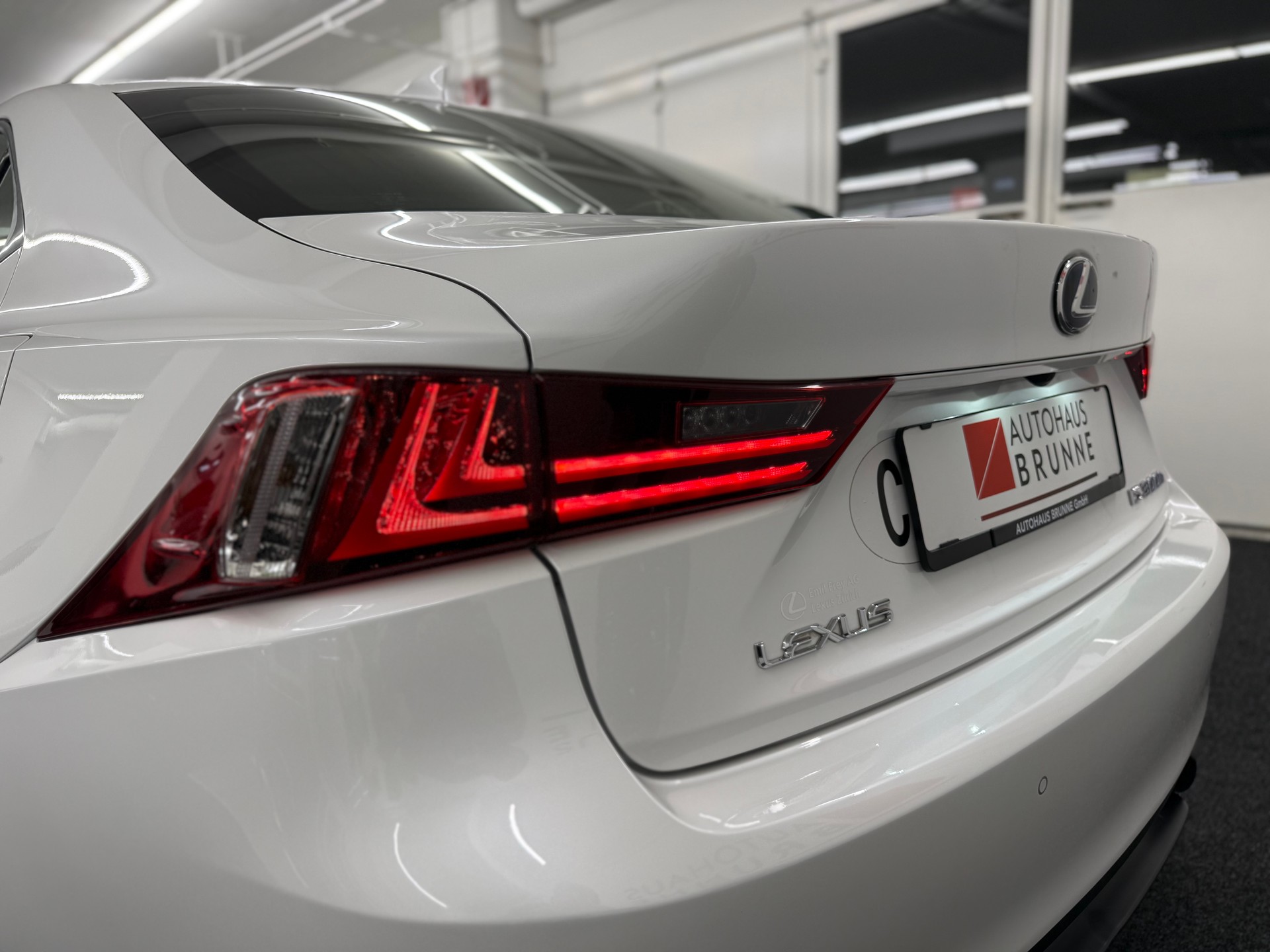 LEXUS IS 300h excellence Automatic-image-14
