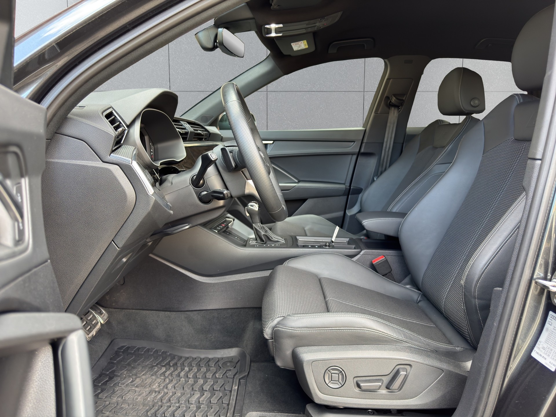 AUDI Q3 35 TFSI S line Attraction S-tronic-image-11
