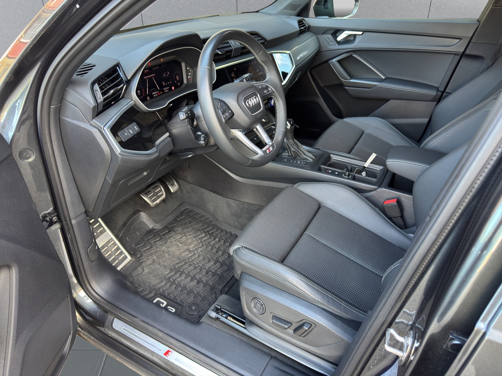AUDI Q3 35 TFSI S line Attraction S-tronic-image-14