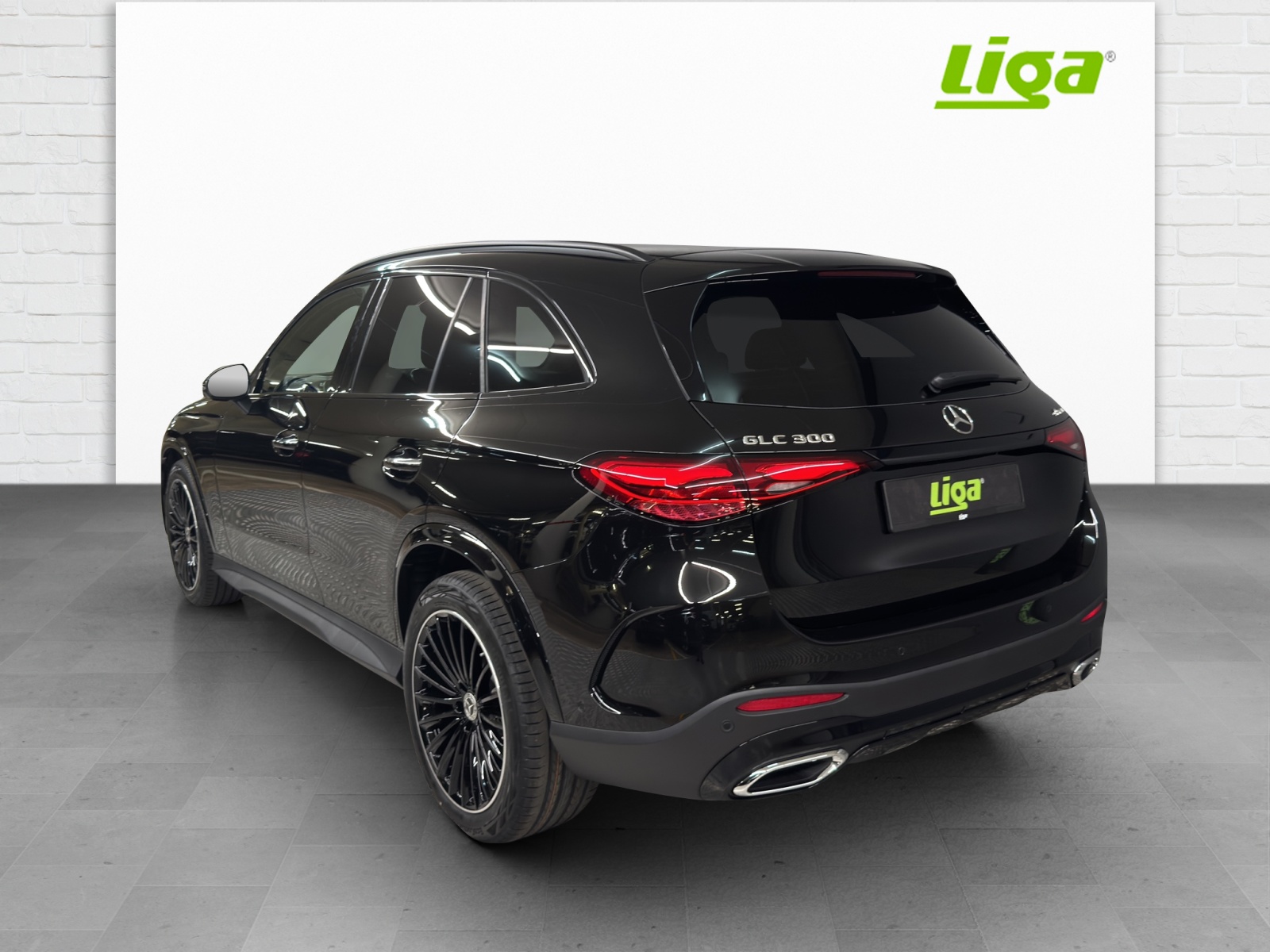 MERCEDES-BENZ GLC 300 AMG Line 4Matic-image-3