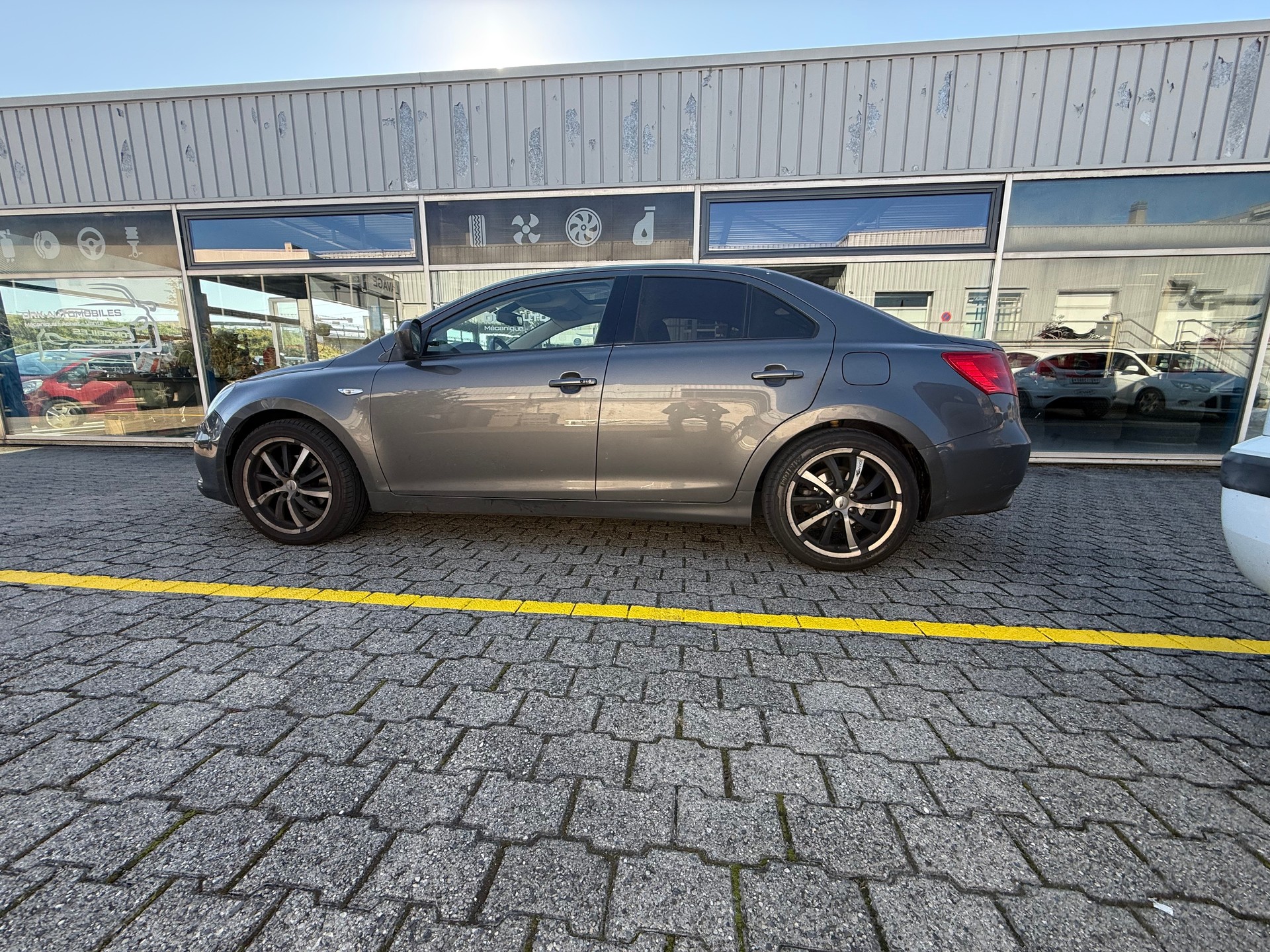 SUZUKI Kizashi 2.4 GL Top 4WD CVT-image-5