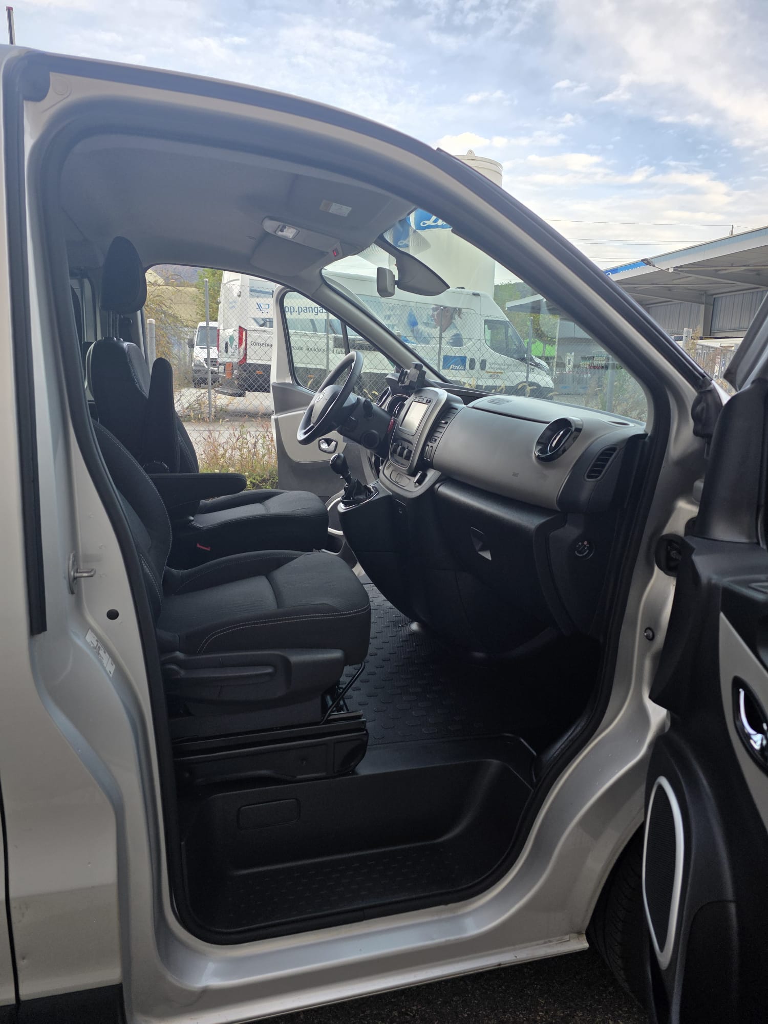 NISSAN NV300 dCi 145 2.9 L2H1 Comfort 9Pl.-image-10