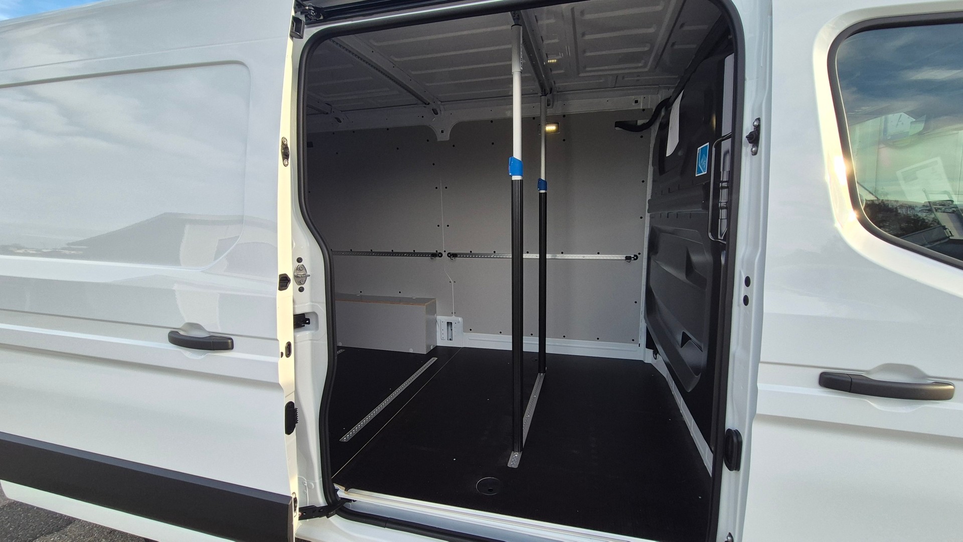 RENAULT E-Tech Master Red VAN L2H2 87kWh-image-3