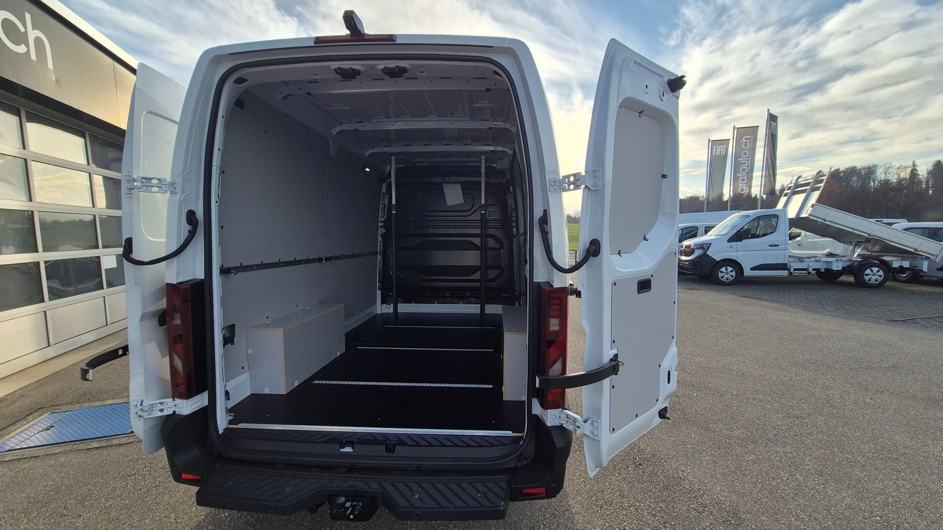 RENAULT E-Tech Master Red VAN L2H2 87kWh-image-2