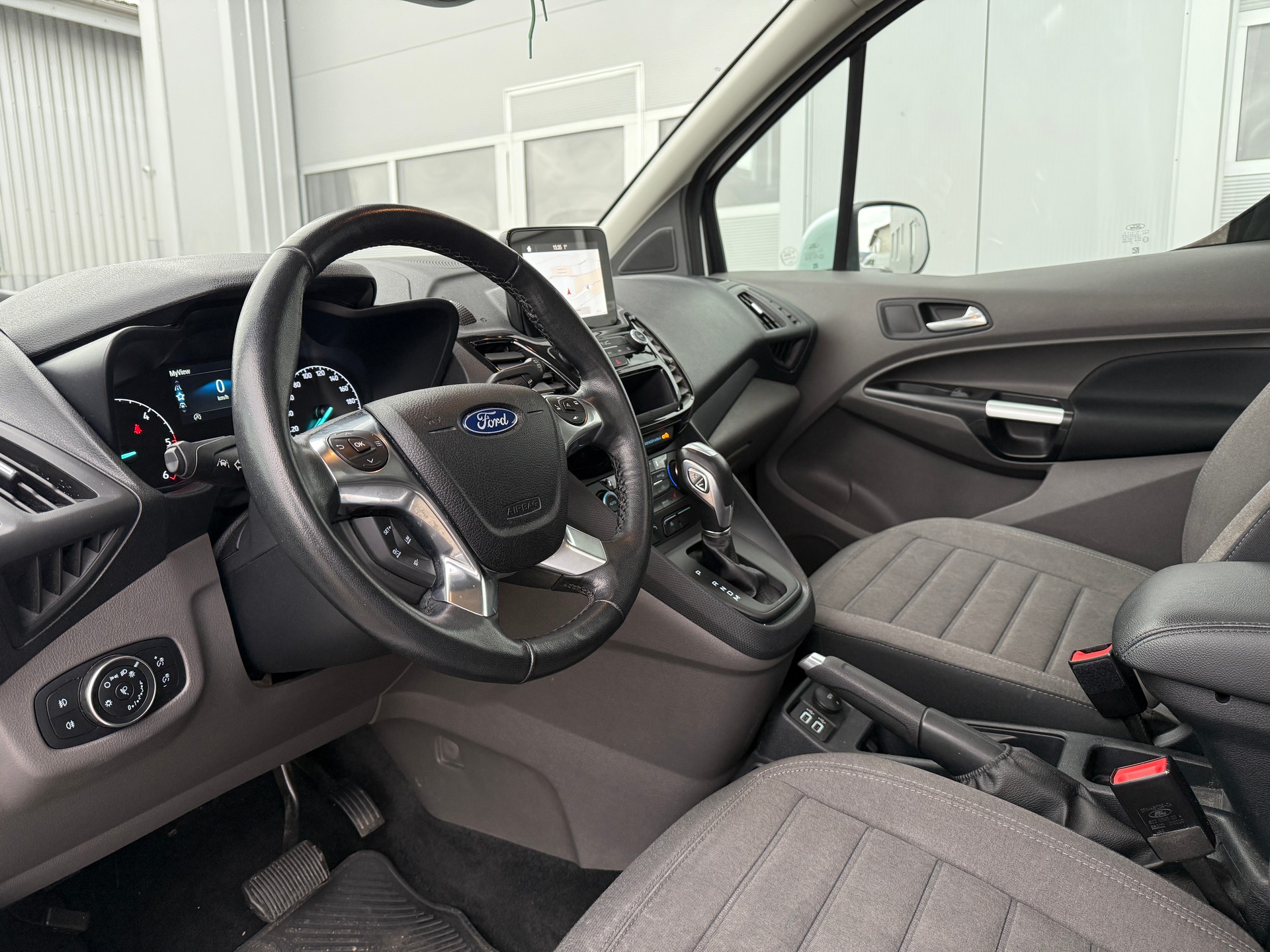 FORD Tourneo Connect 1.5 EcoBlue Titanium Automat *Top Austattung* * MFK 2026 * AHK*-image-5