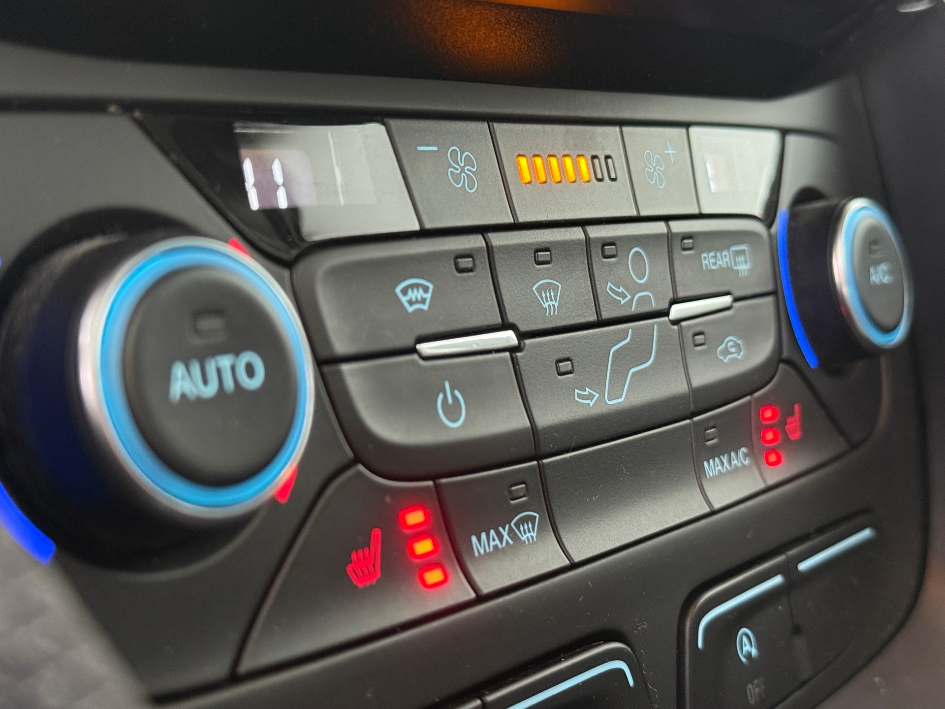 FORD Tourneo Connect 1.5 EcoBlue Titanium Automat *Top Austattung* * MFK 2026 * AHK*-image-9
