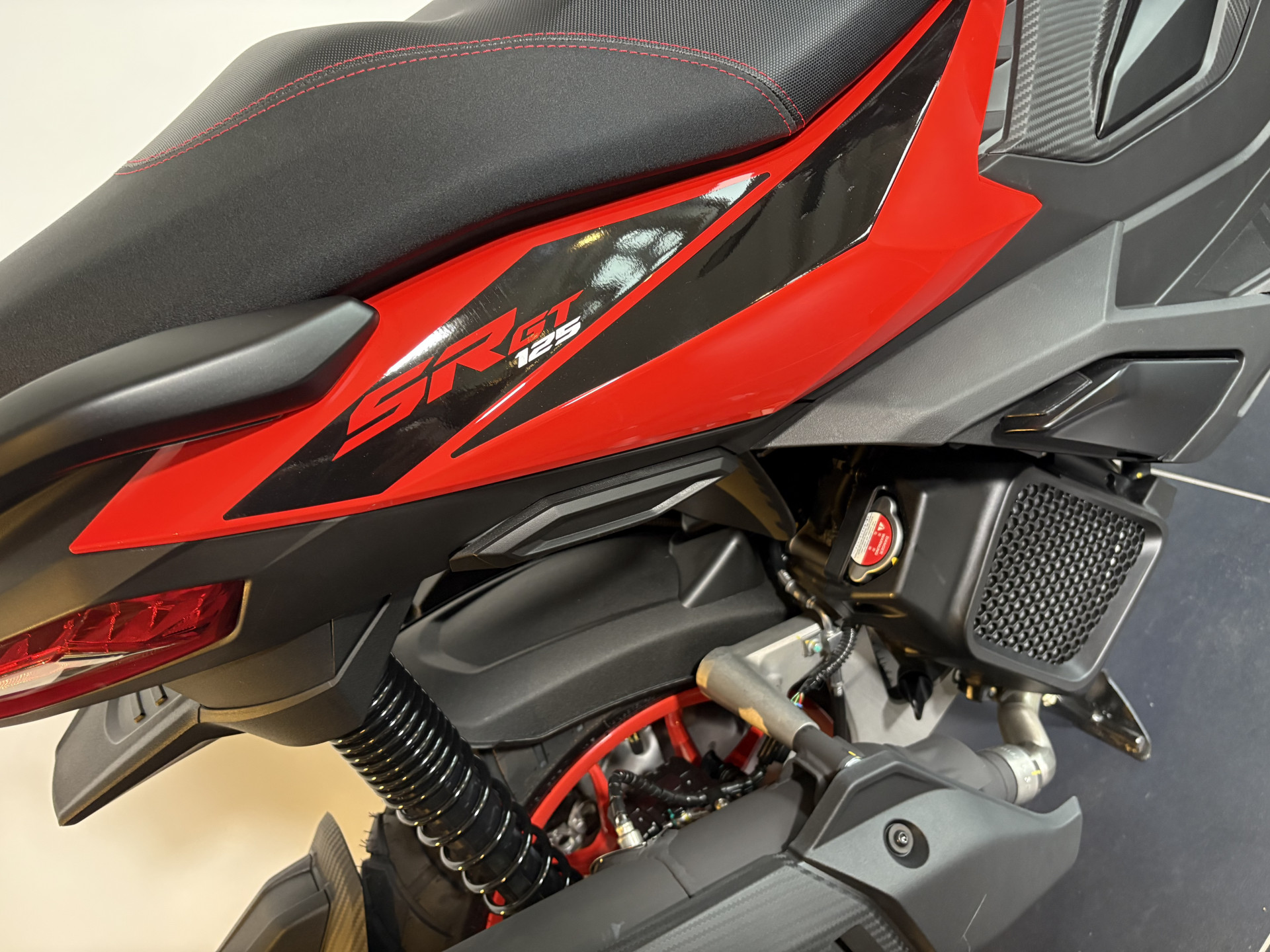 APRILIA SR GT 125 Sport-showroom-element-2
