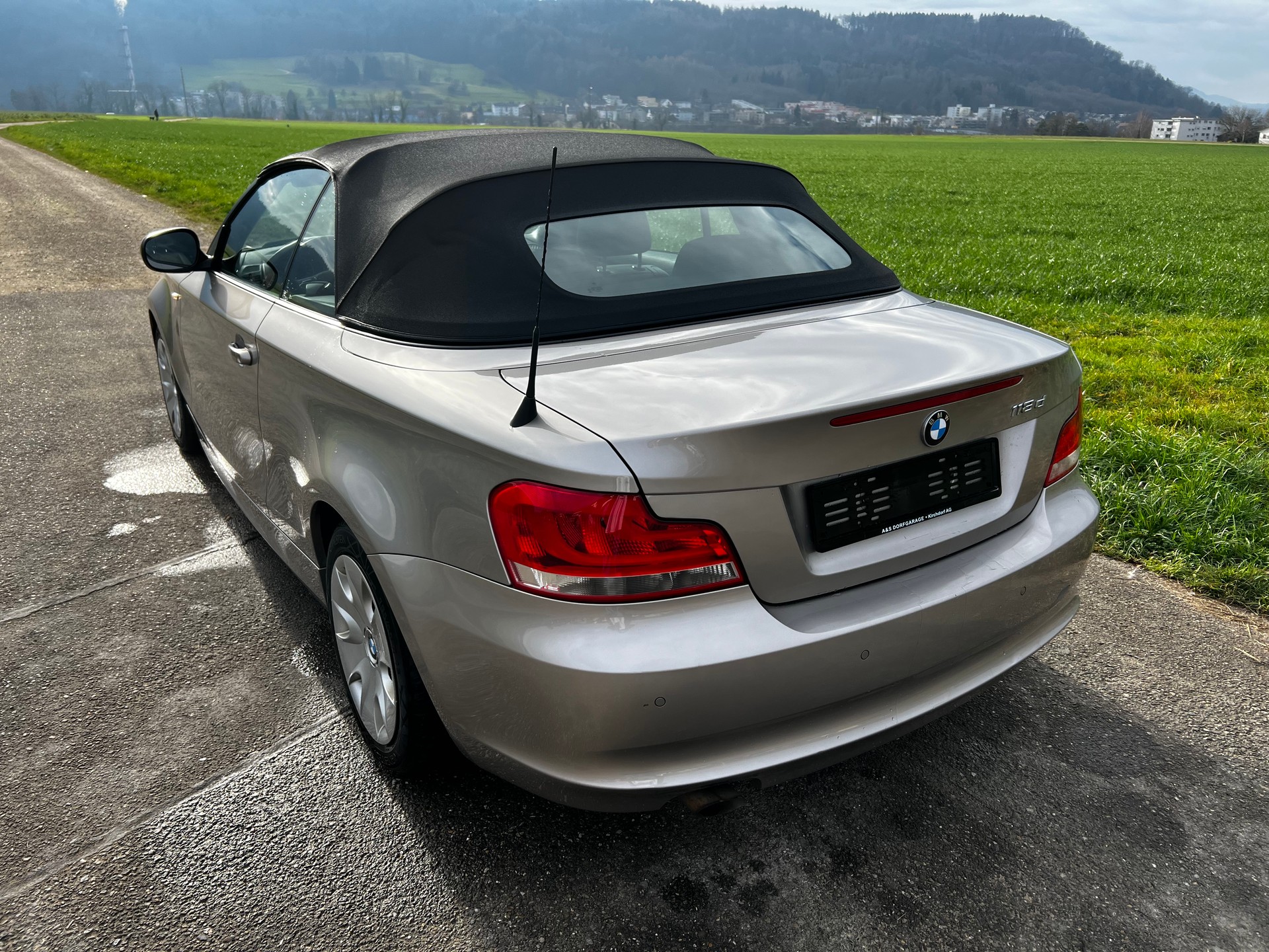 BMW 118d Cabriolet-image-2